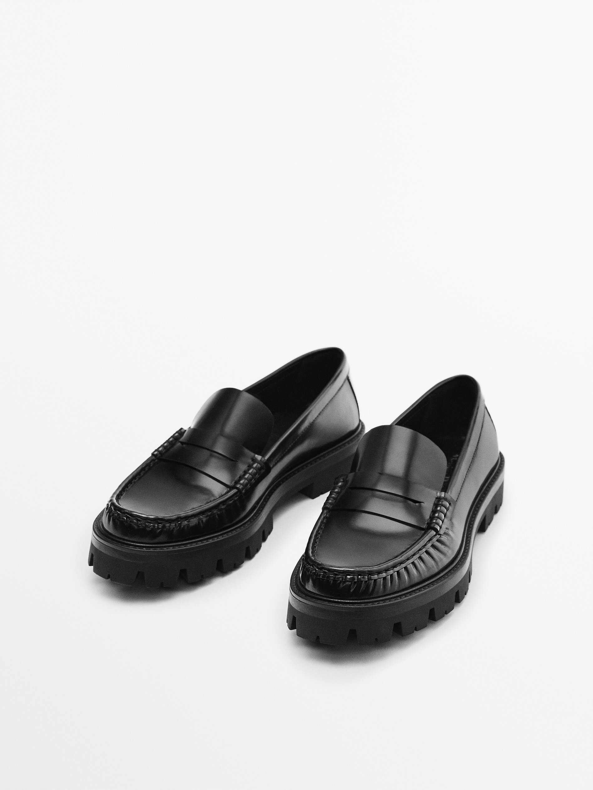 Mocasín piel piso track - NEGRO