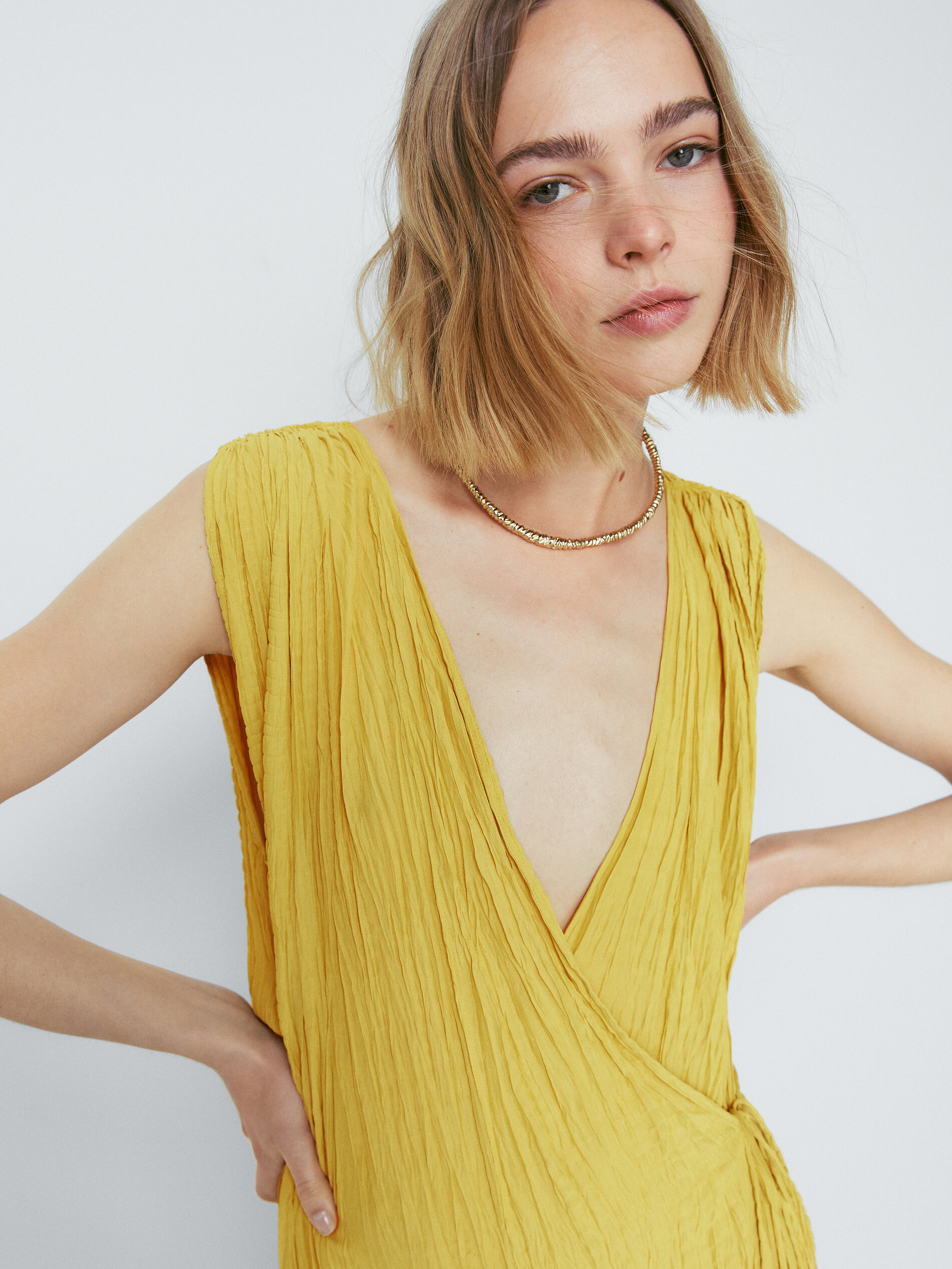 Vestido cruzado plisado - AMARILLO