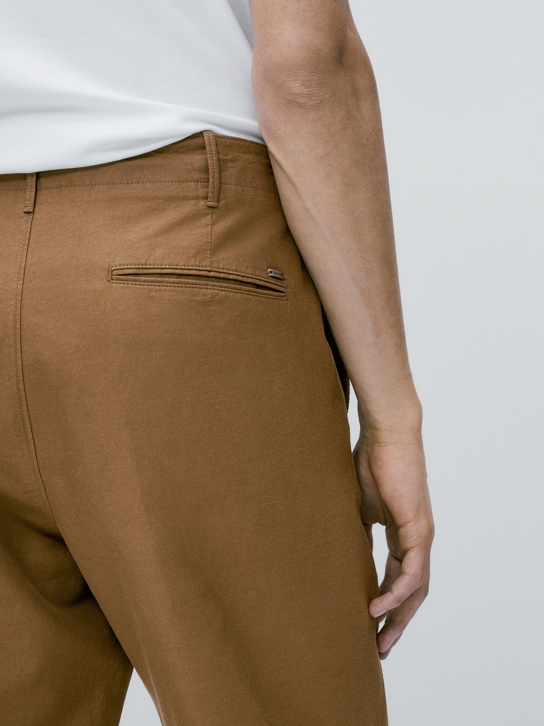 Pantalón chino con algodón y lino tapered fit - TOSTADO
