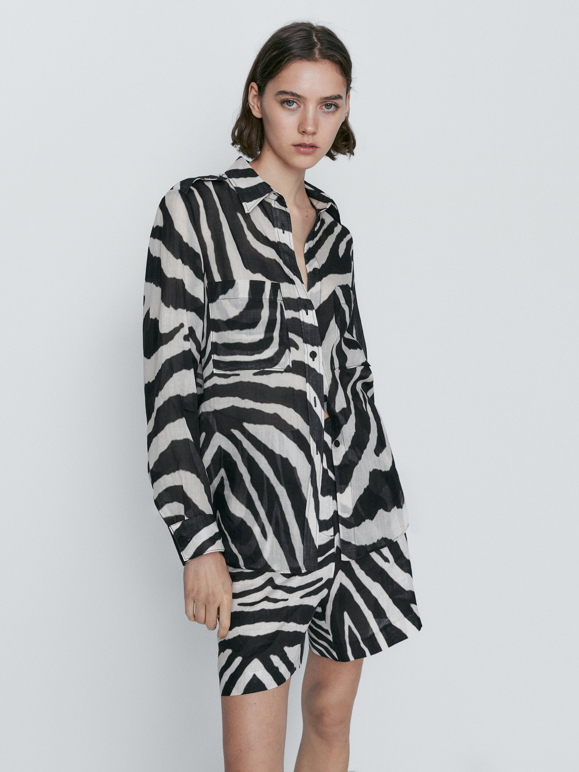 Bermuda lino estampado cebra - NEGRO