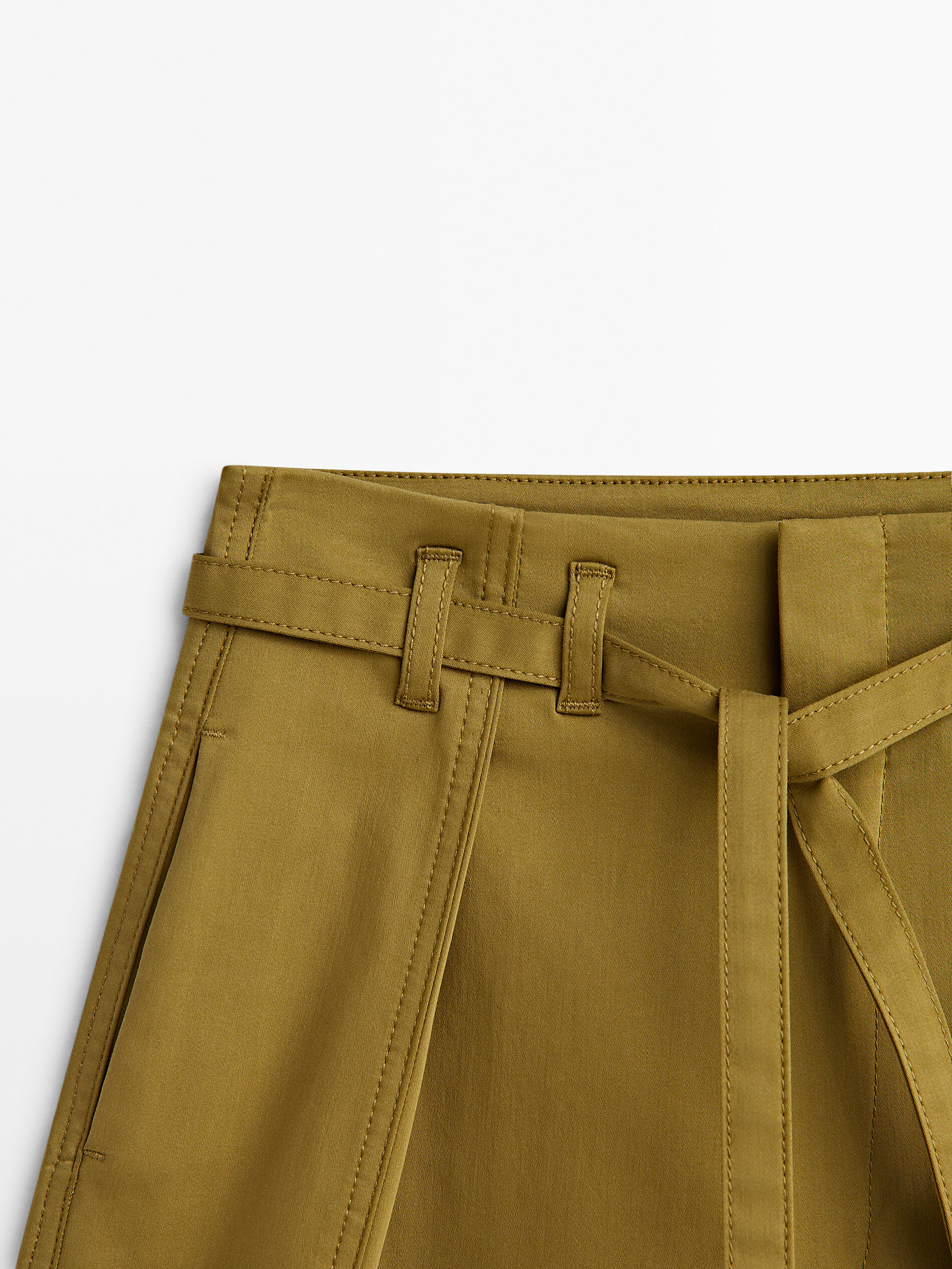 Bermuda pliegues con cinturón - KAKI