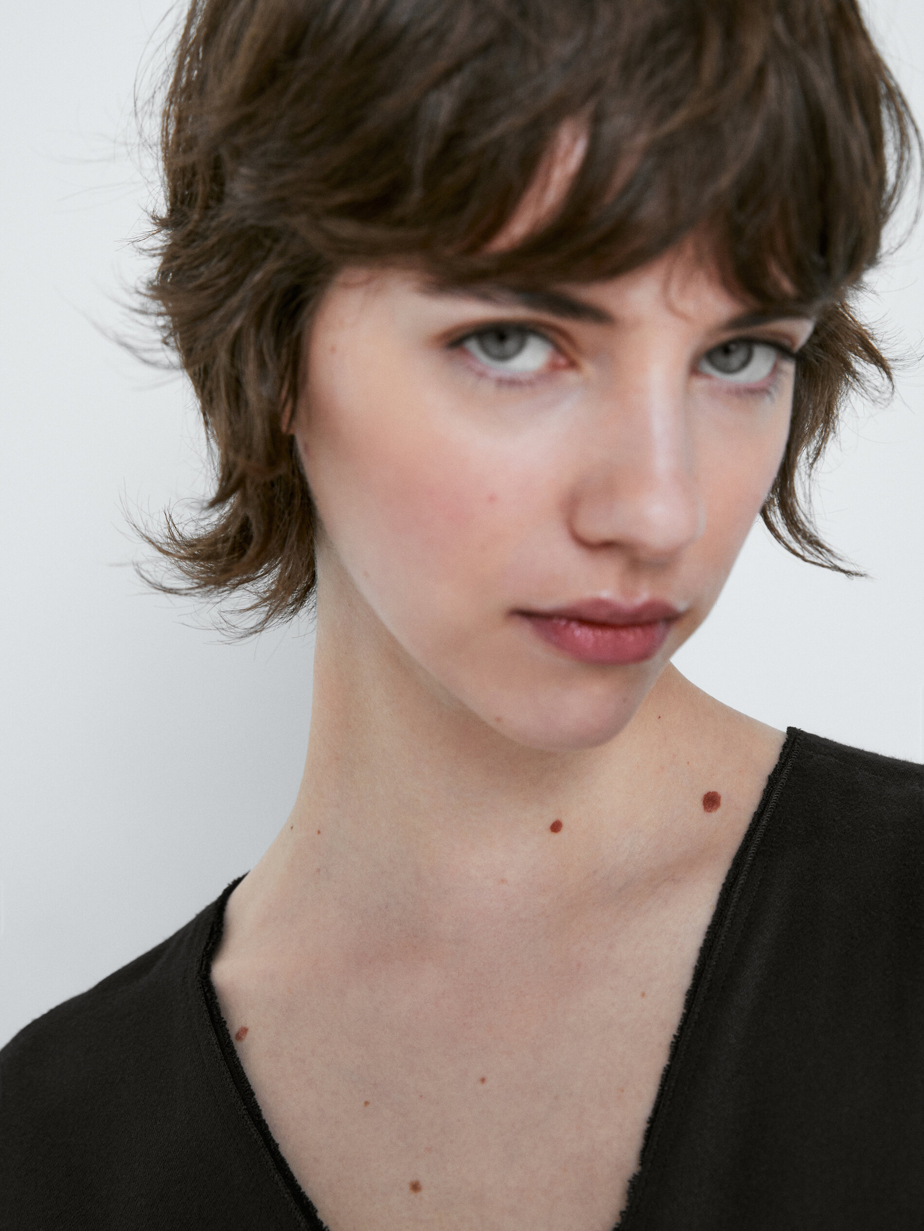 Vestido midi fluido cuello pico - NEGRO