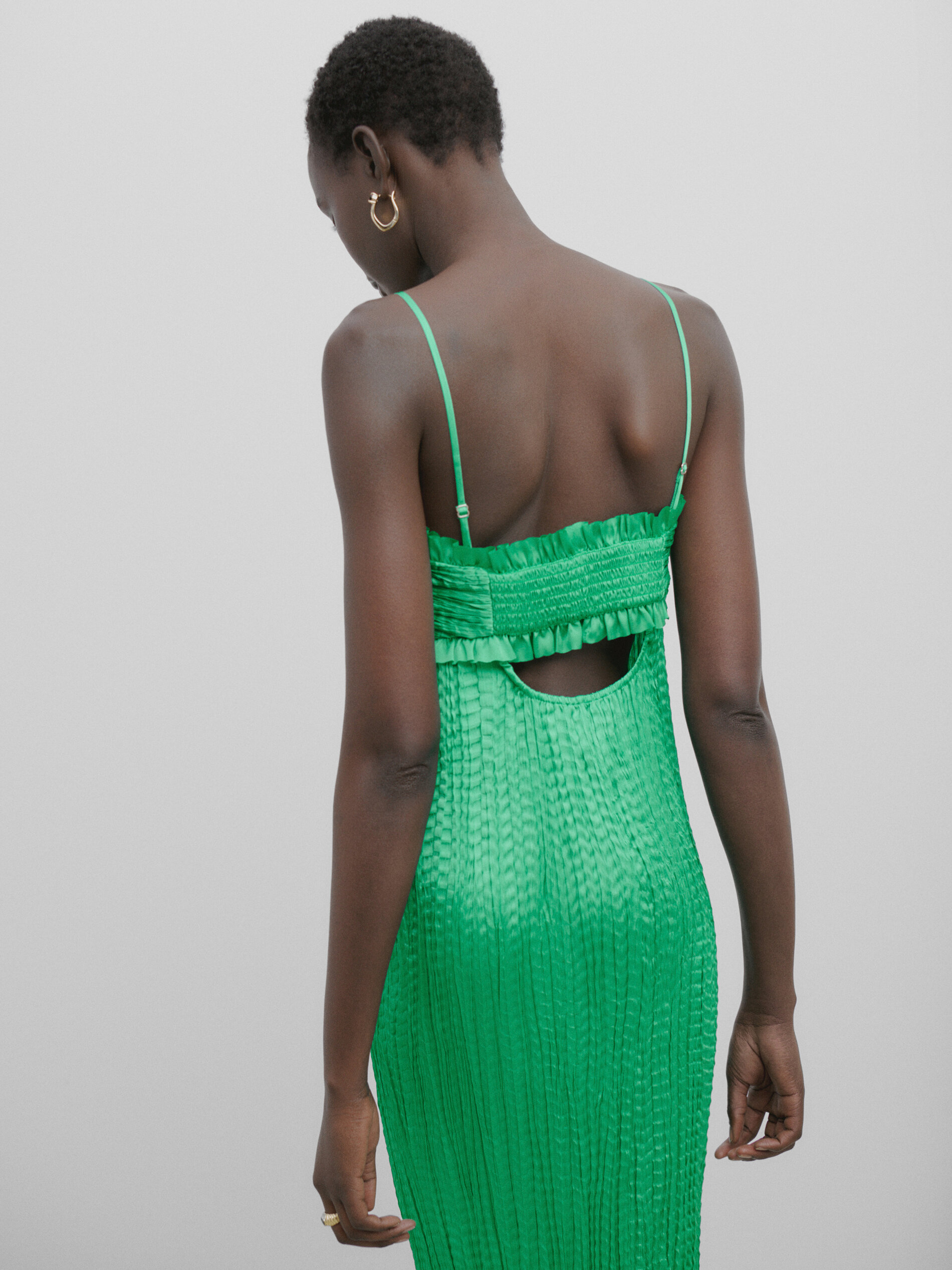 Vestido plisado escote volantes -Studio - VERDE