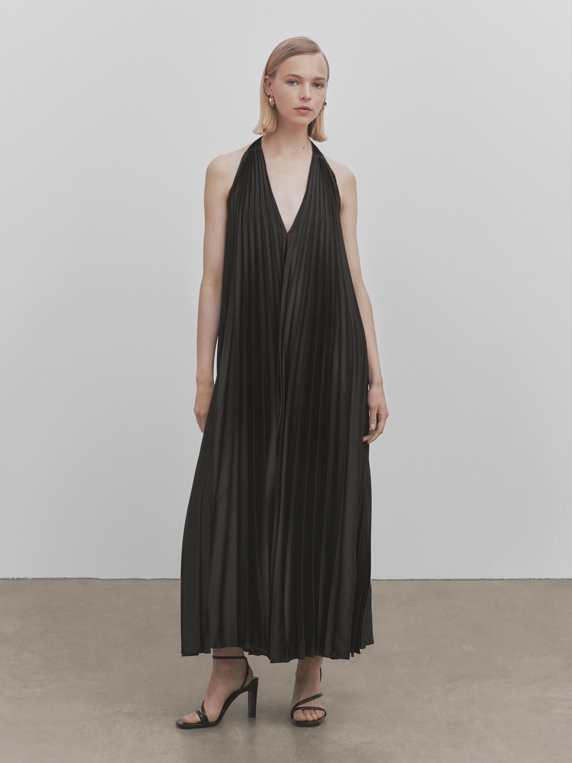 Vestido plisado escote pico -Studio - NEGRO