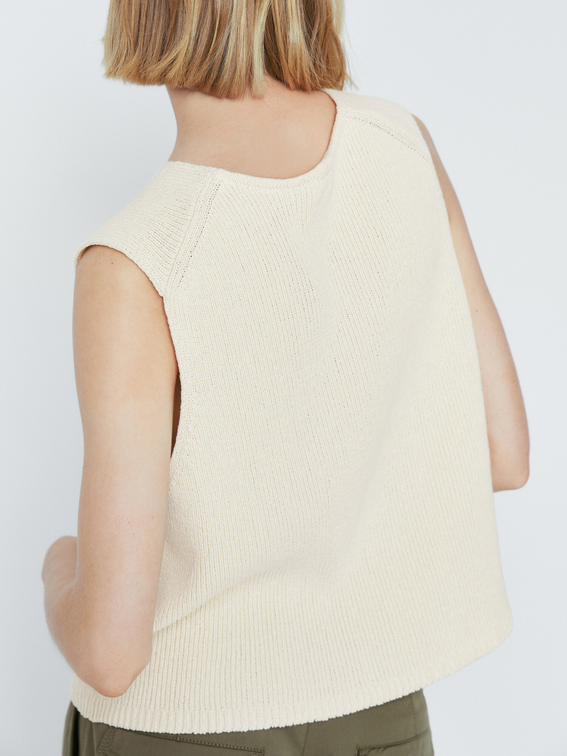 Chaleco punto cuello pico aberturas - CRUDO