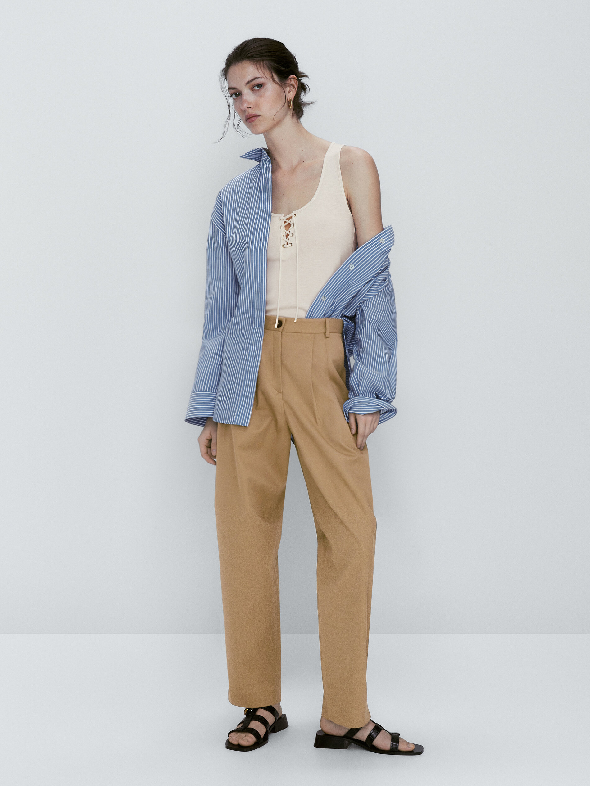 Camiseta escote entrelazado sin mangas - CRUDO