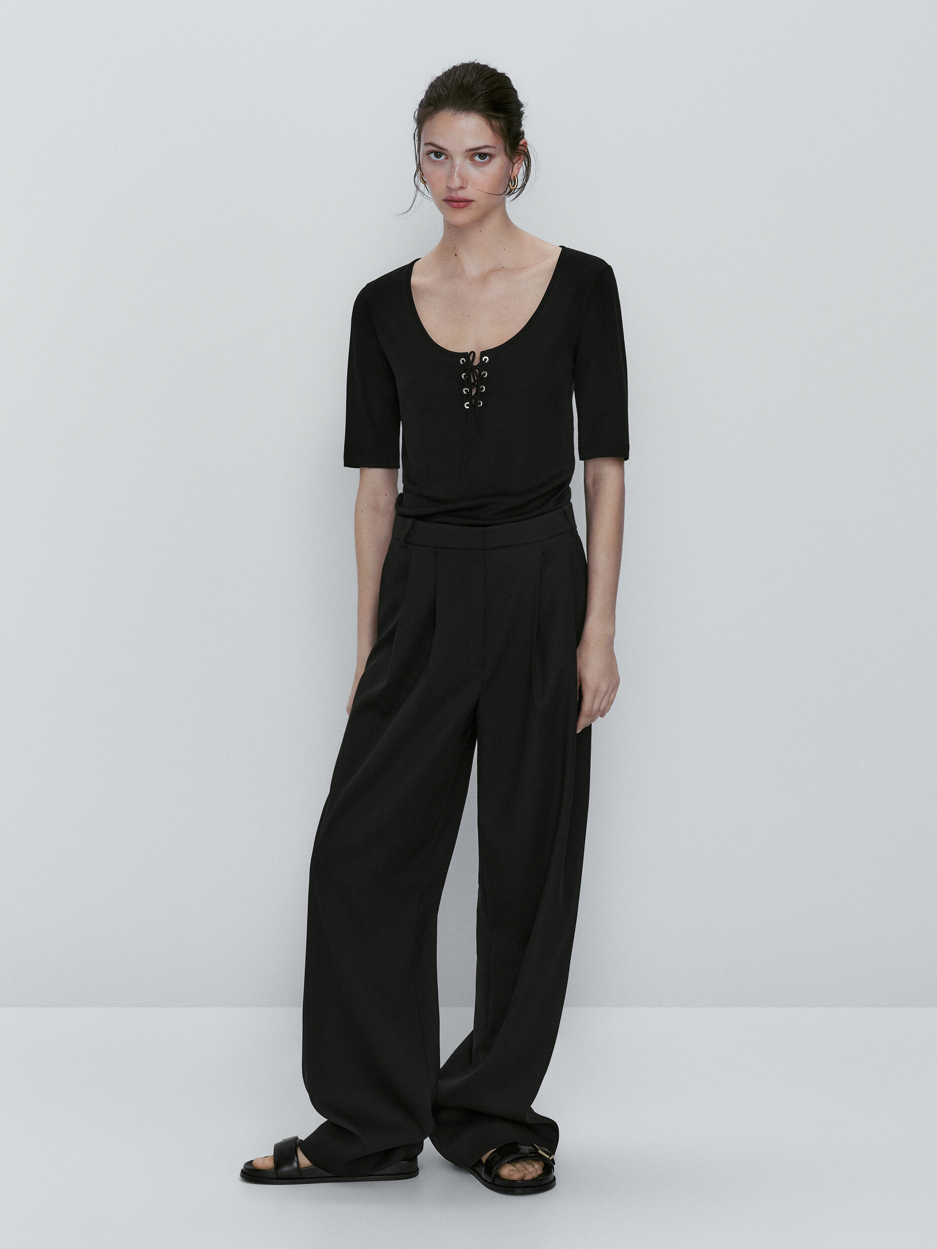 Camiseta escote entrelazado - NEGRO