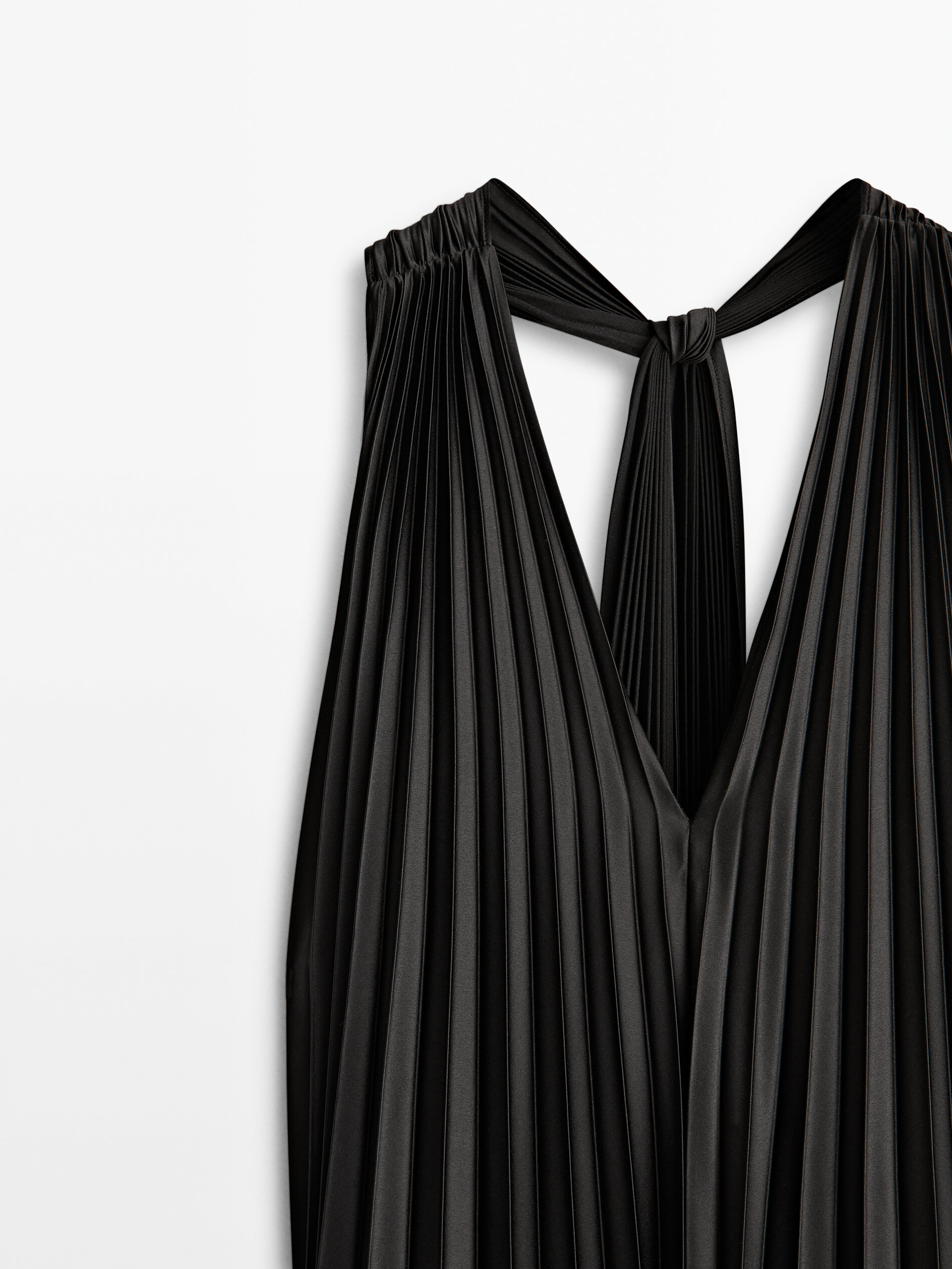 Vestido plisado escote pico -Studio - NEGRO