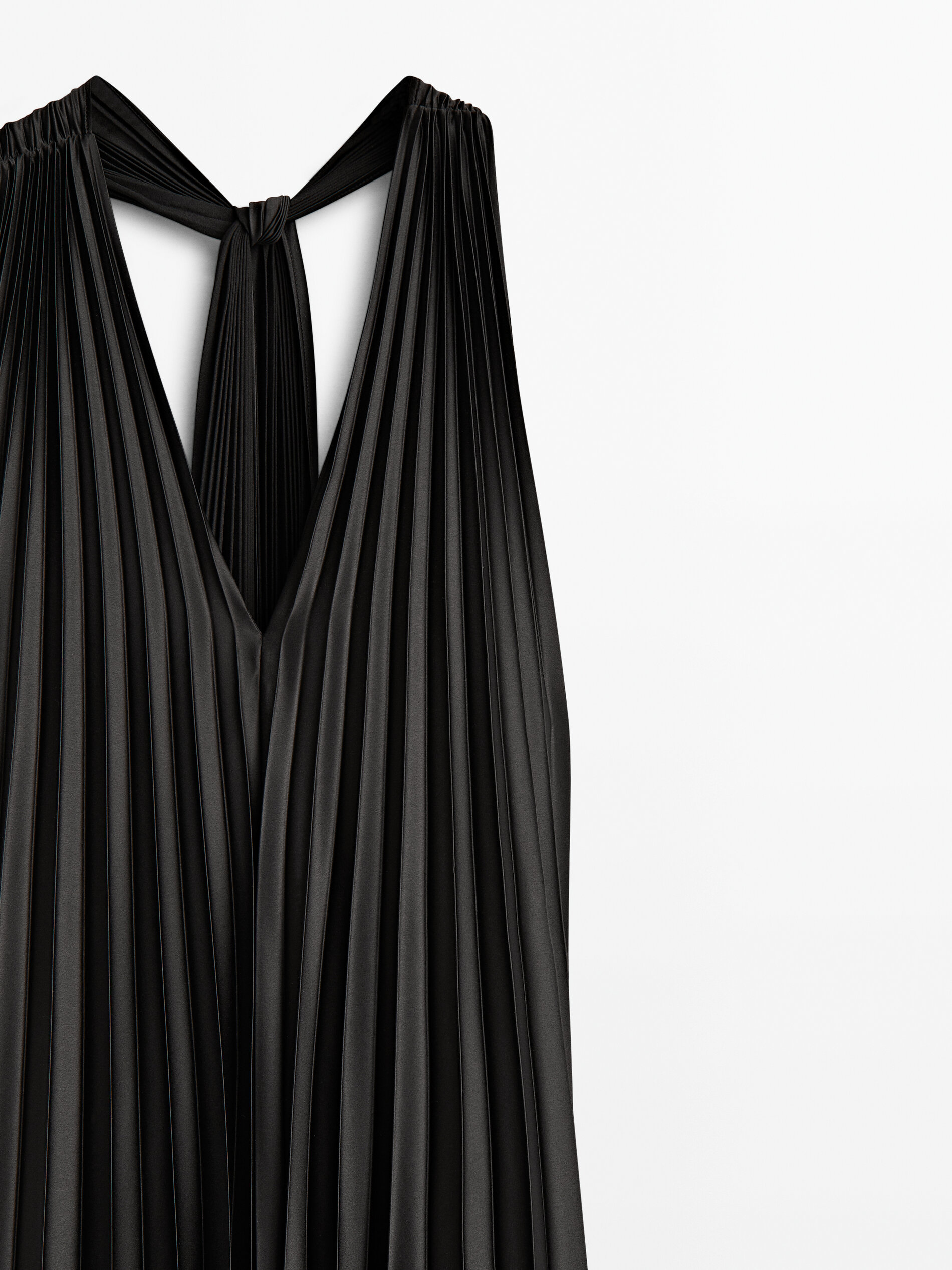 Vestido plisado escote pico -Studio - NEGRO