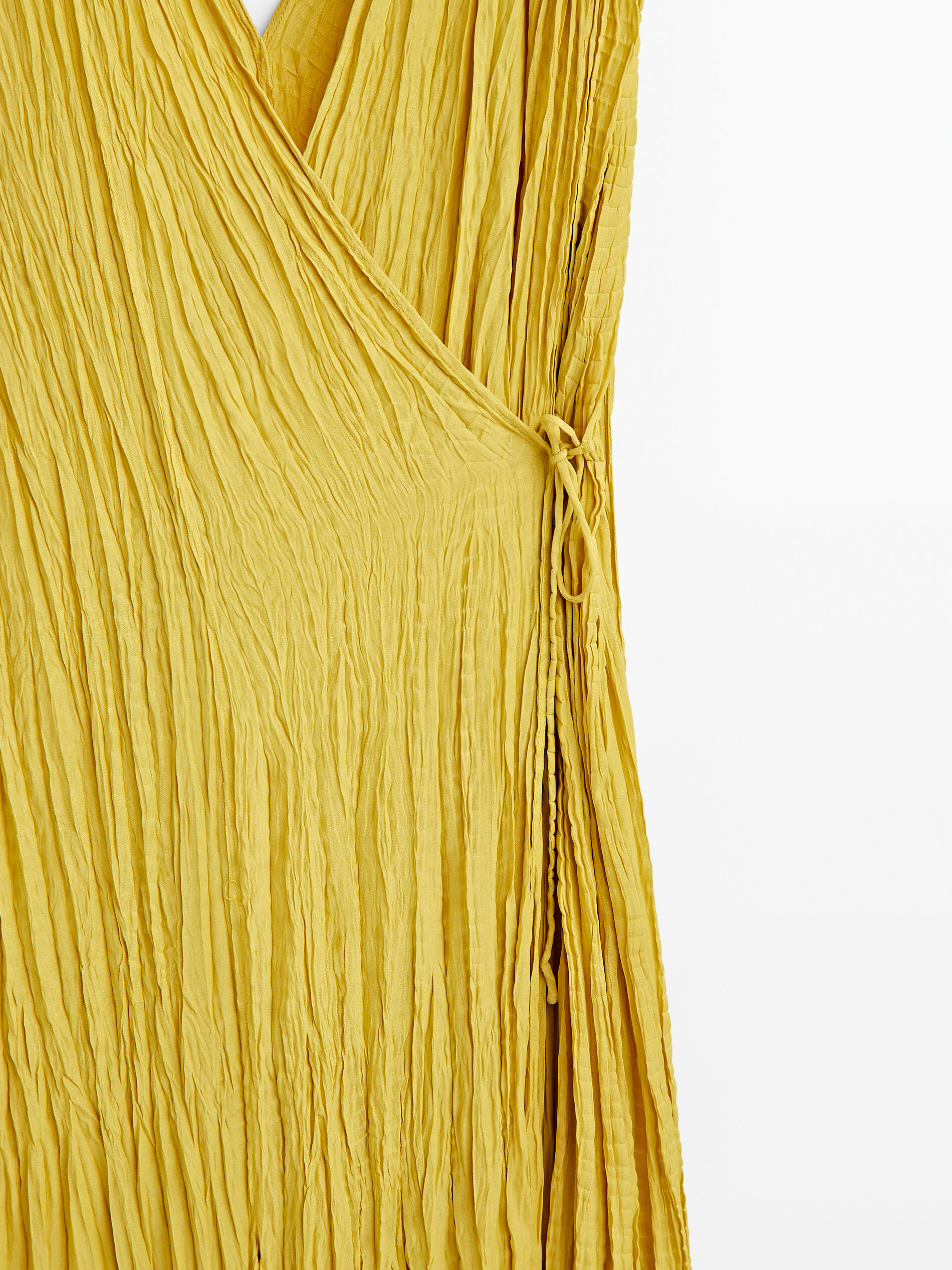 Vestido cruzado plisado - AMARILLO