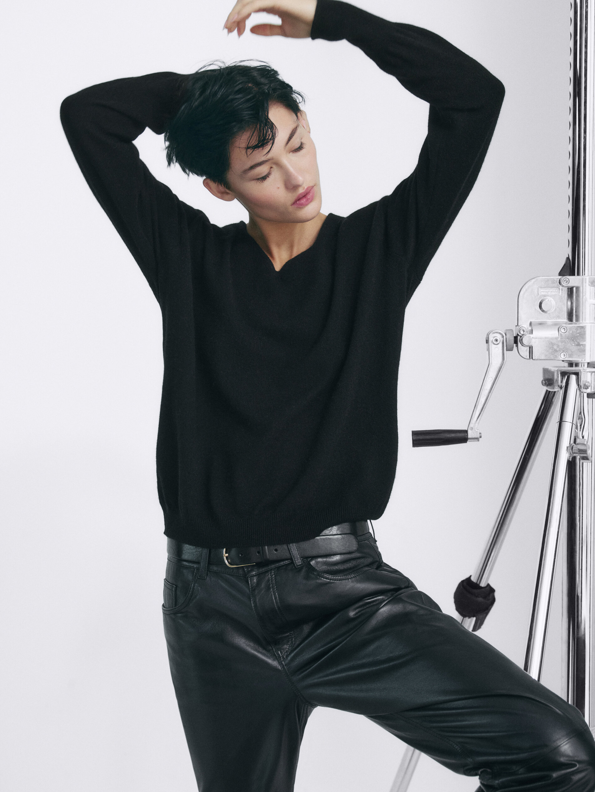 Jersey 100% cashmere cuello pico - NEGRO