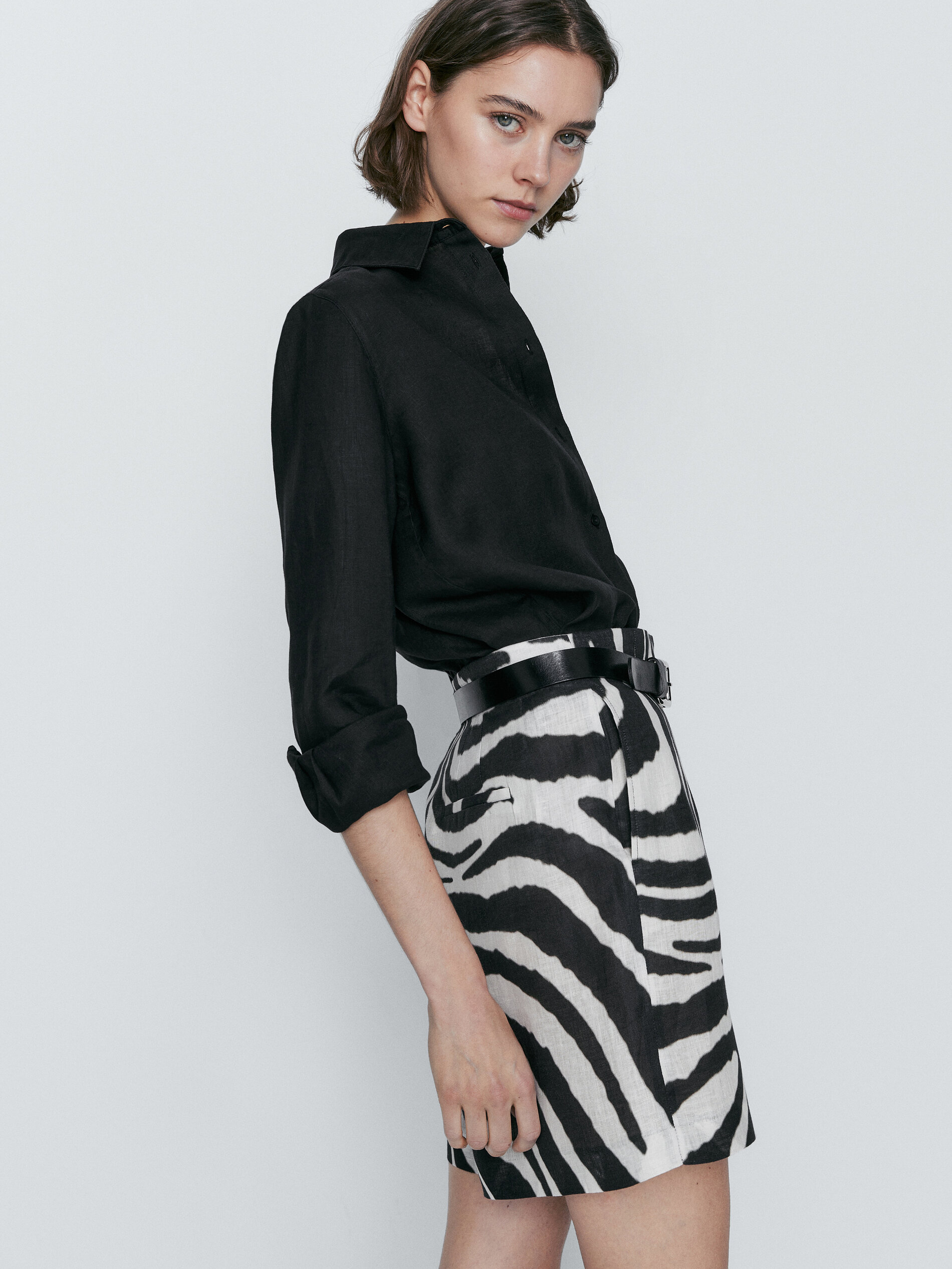 Bermuda lino estampado cebra - NEGRO