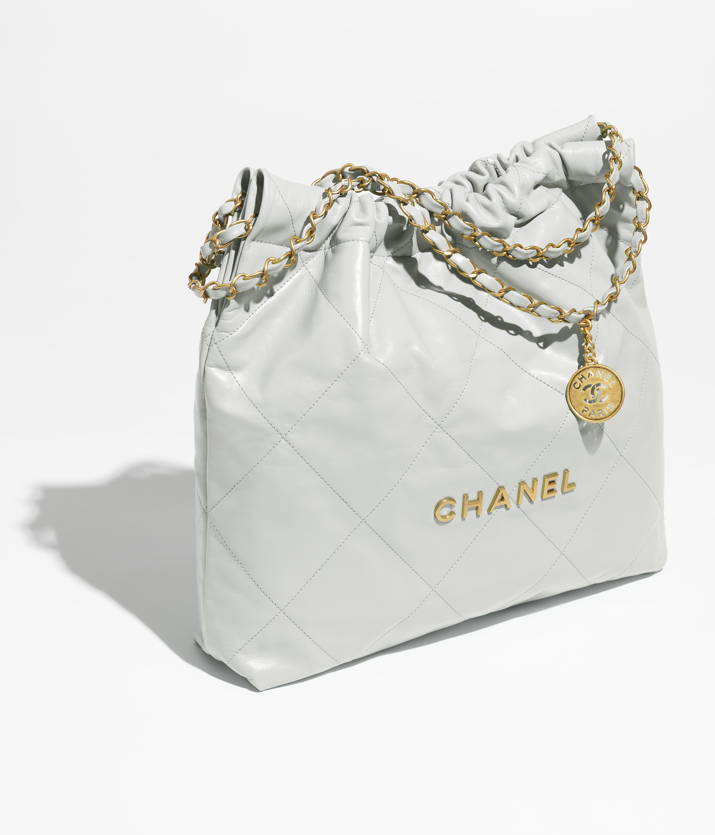 CHANEL 22 HANDBAG Shiny Calfskin & Gold-Tone Metal Light white/cream