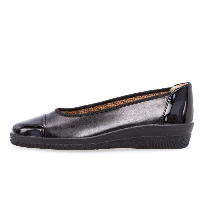 GABOR Black leather with lacquer on heel and toe,