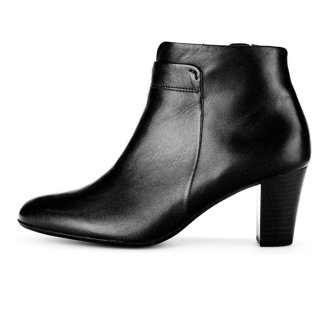 GABOR Black leather boot with pointed toe,