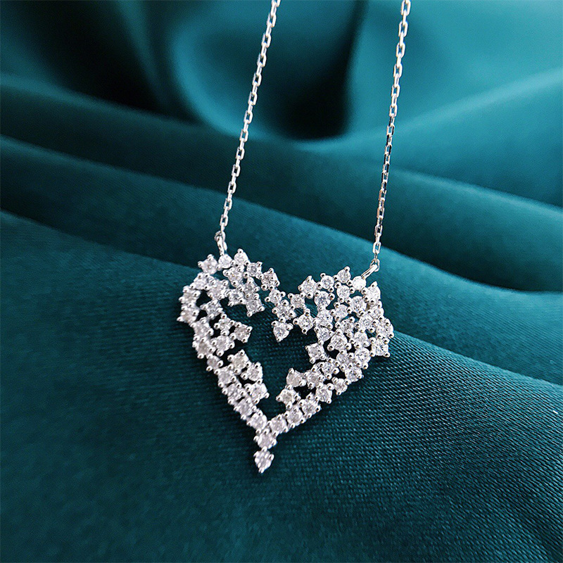 Luxurious micro-set heart-shaped necklace