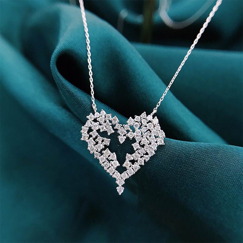 Luxurious micro-set heart-shaped necklace