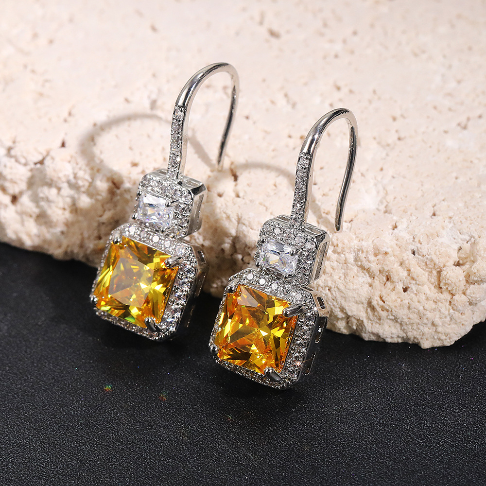 Luxury and fashionable yellow retro high-end earrings