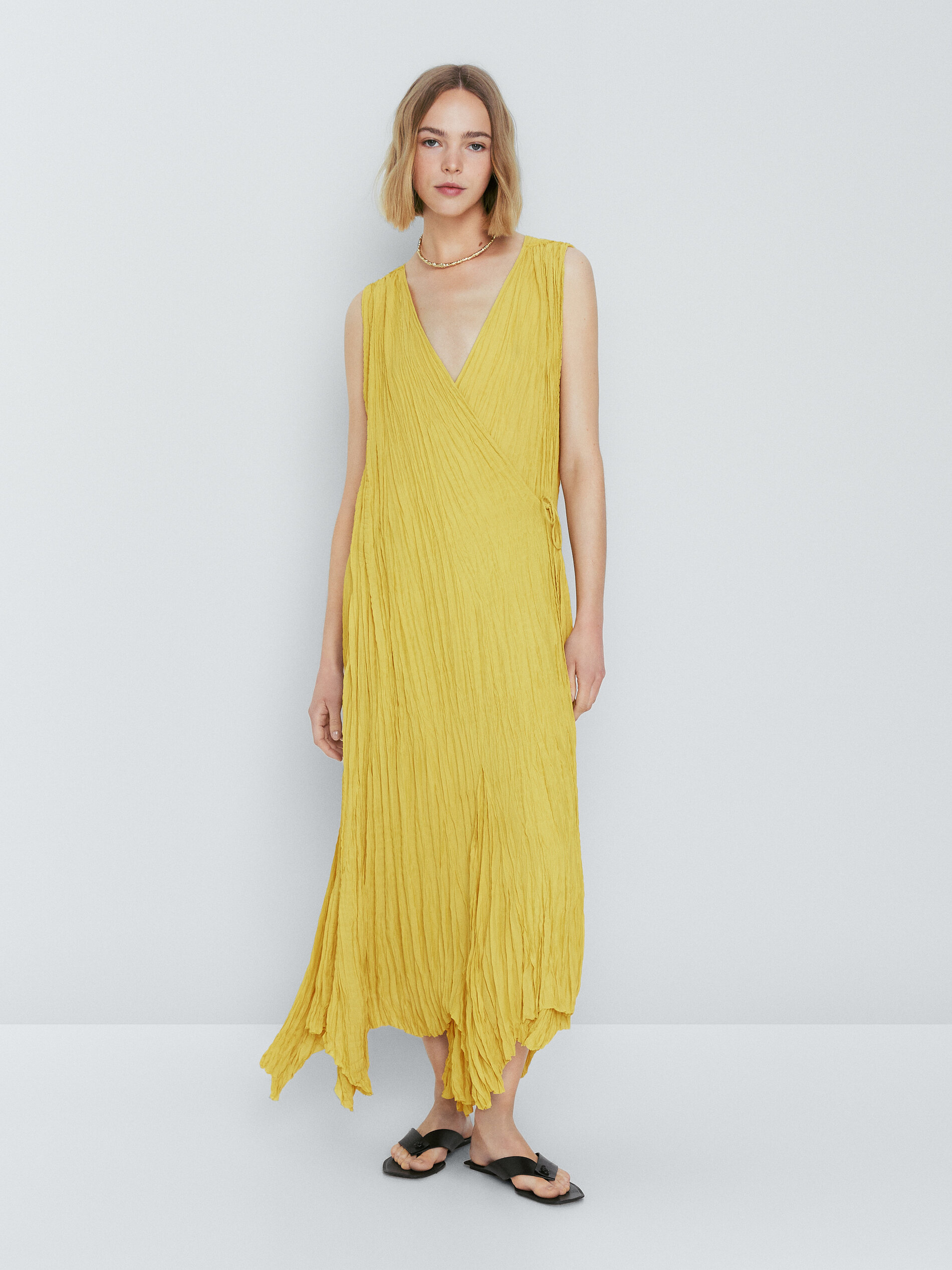 Vestido cruzado plisado - AMARILLO