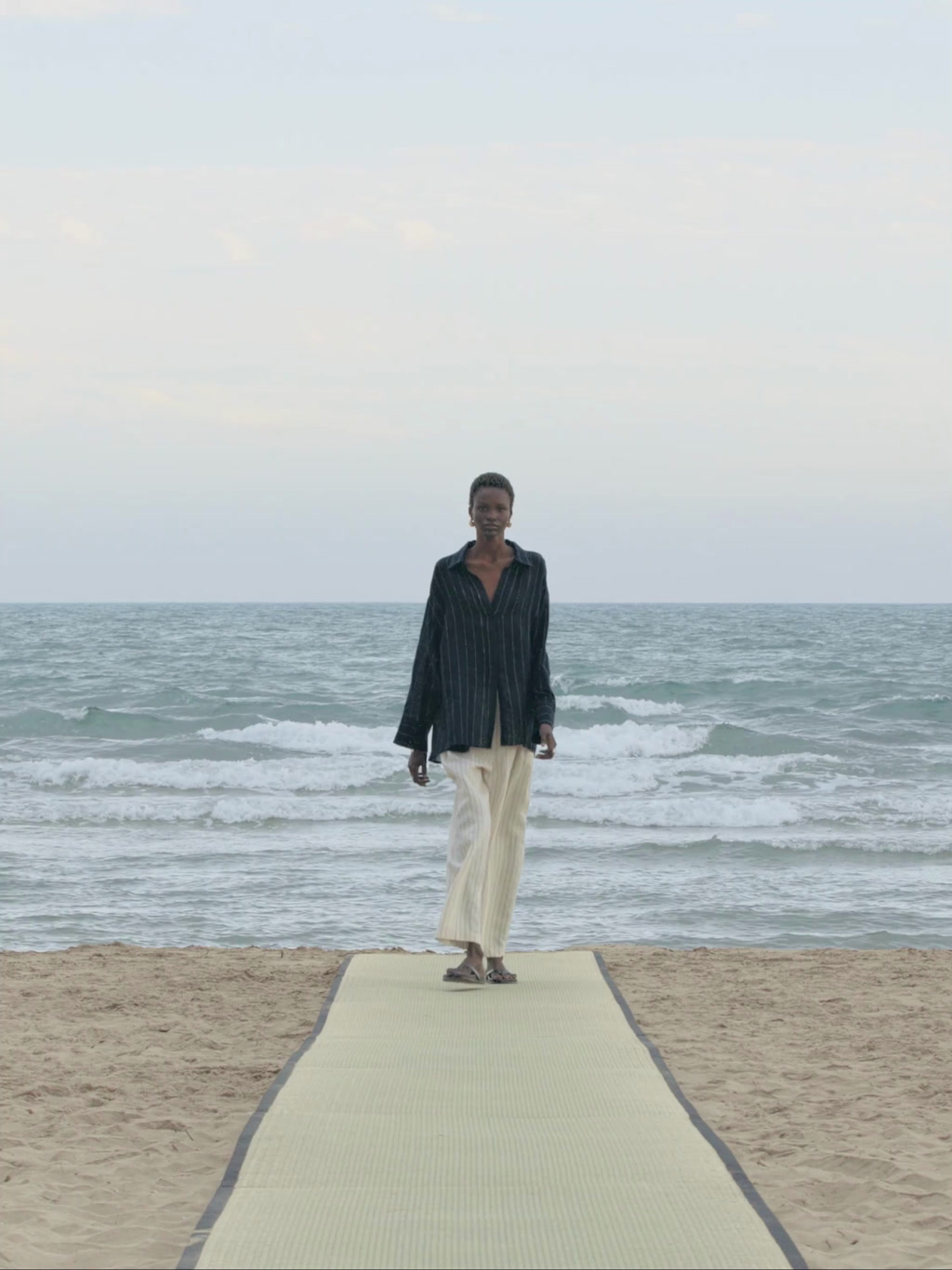 Pantalón lino pinzas rayas - CRUDO