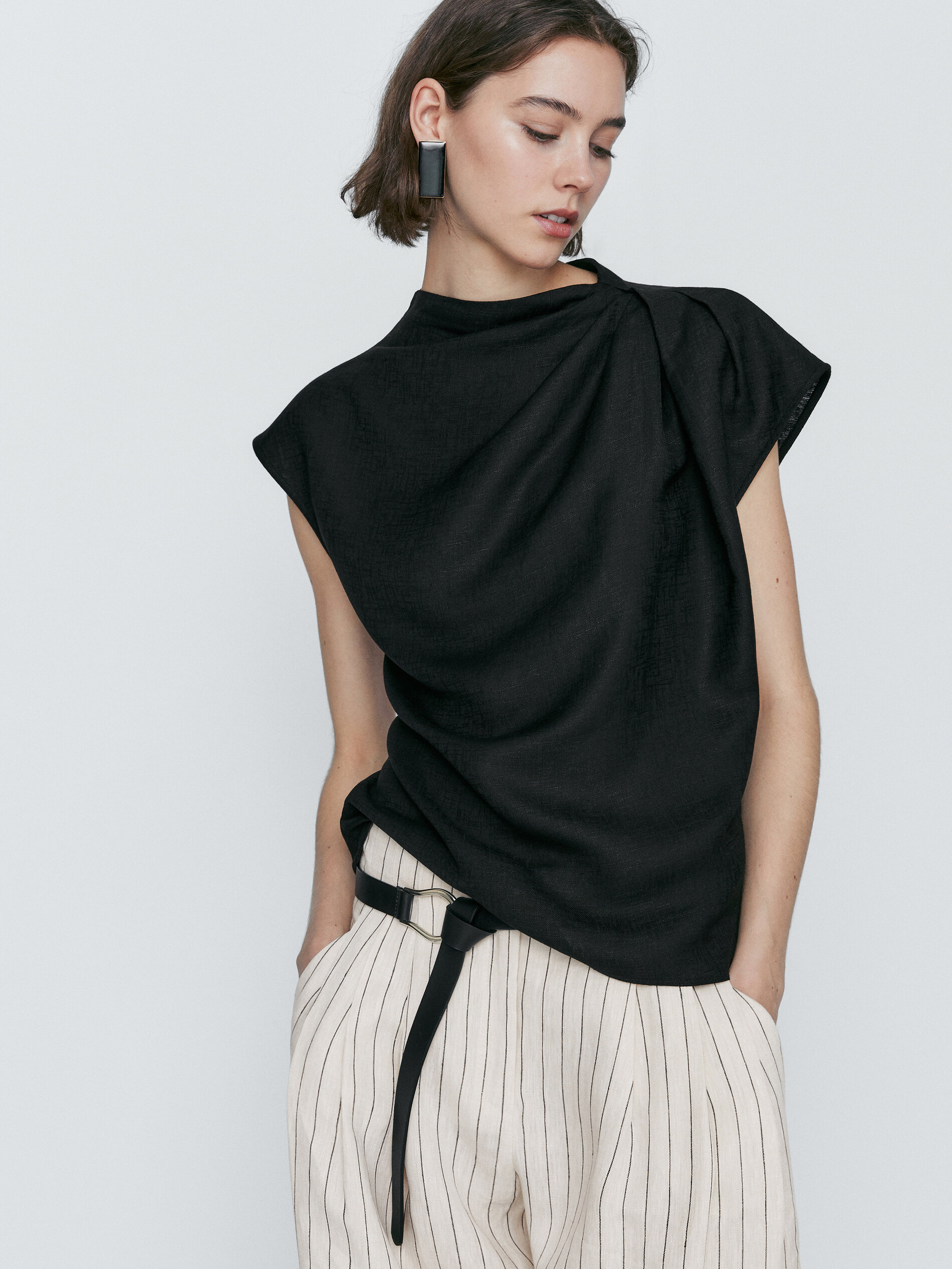 Top hombro drapeado - NEGRO