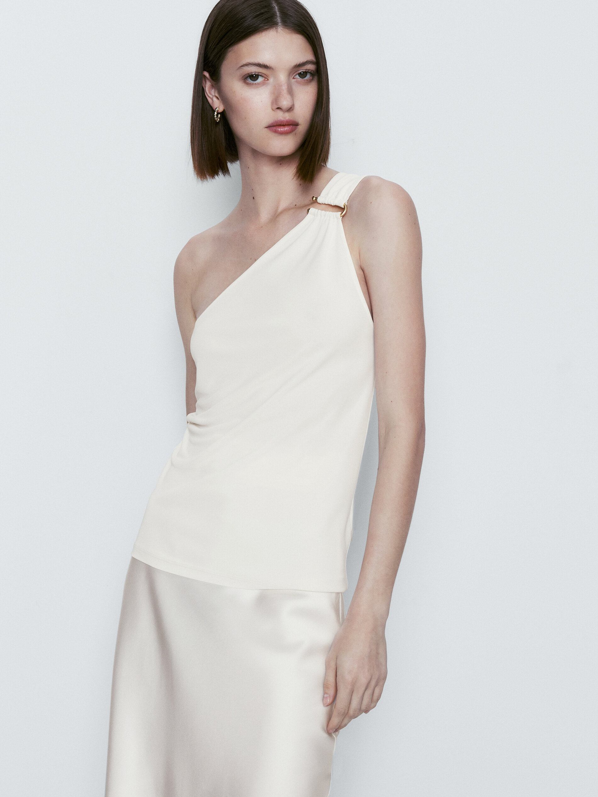 Top asimétrico detalle pieza dorada - CRUDO