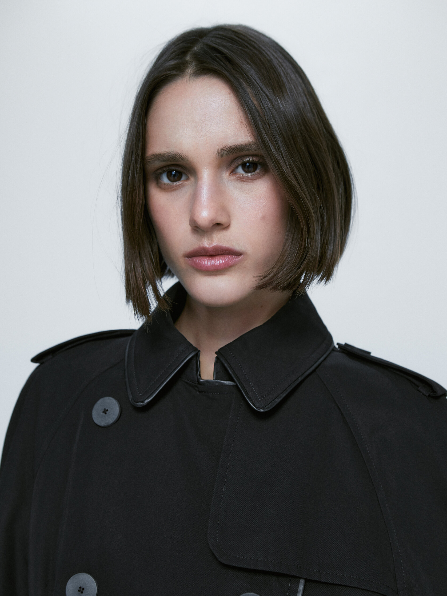 Gabardina detalle vivo - NEGRO