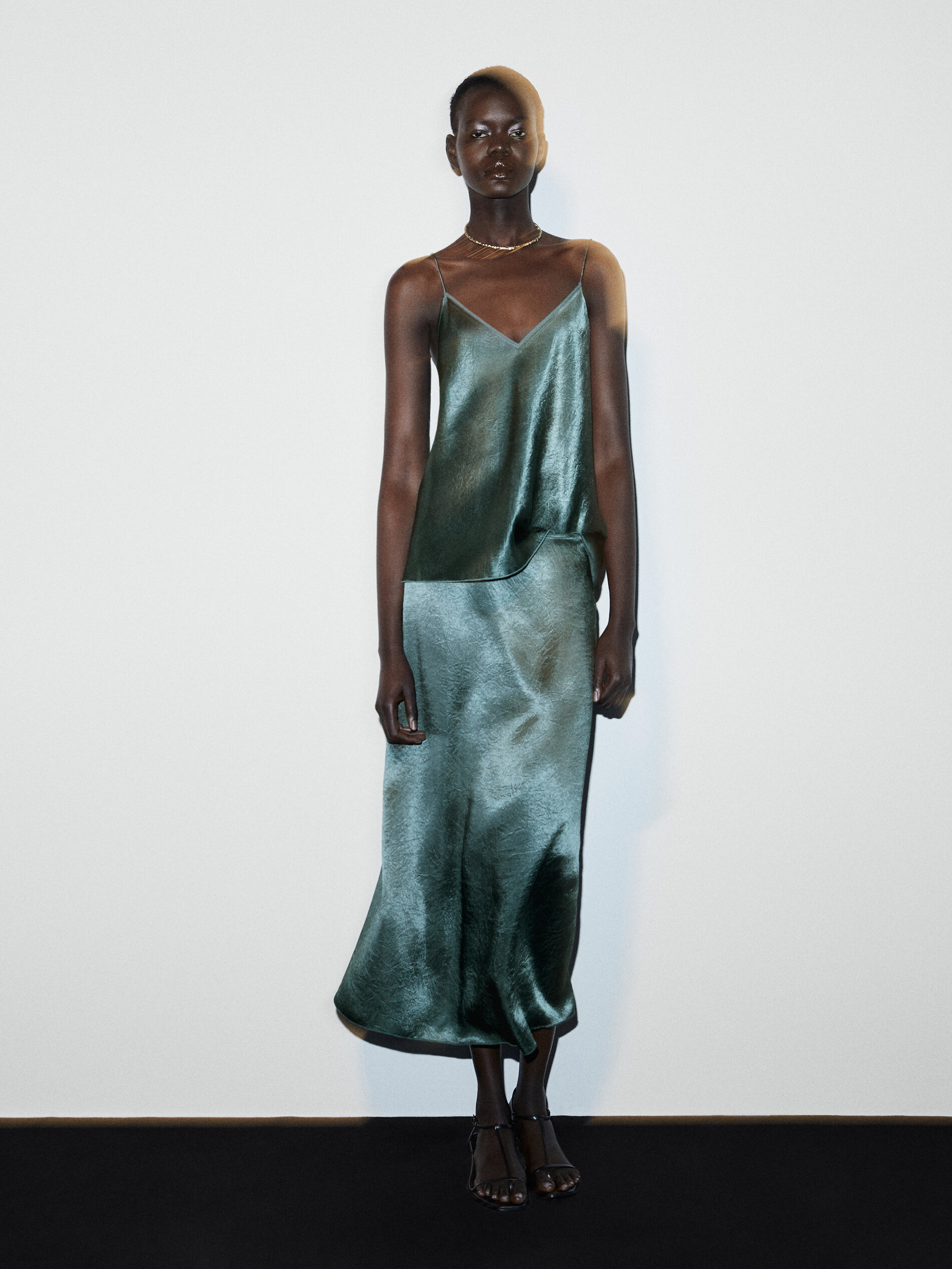 Falda midi satinada - VERDE