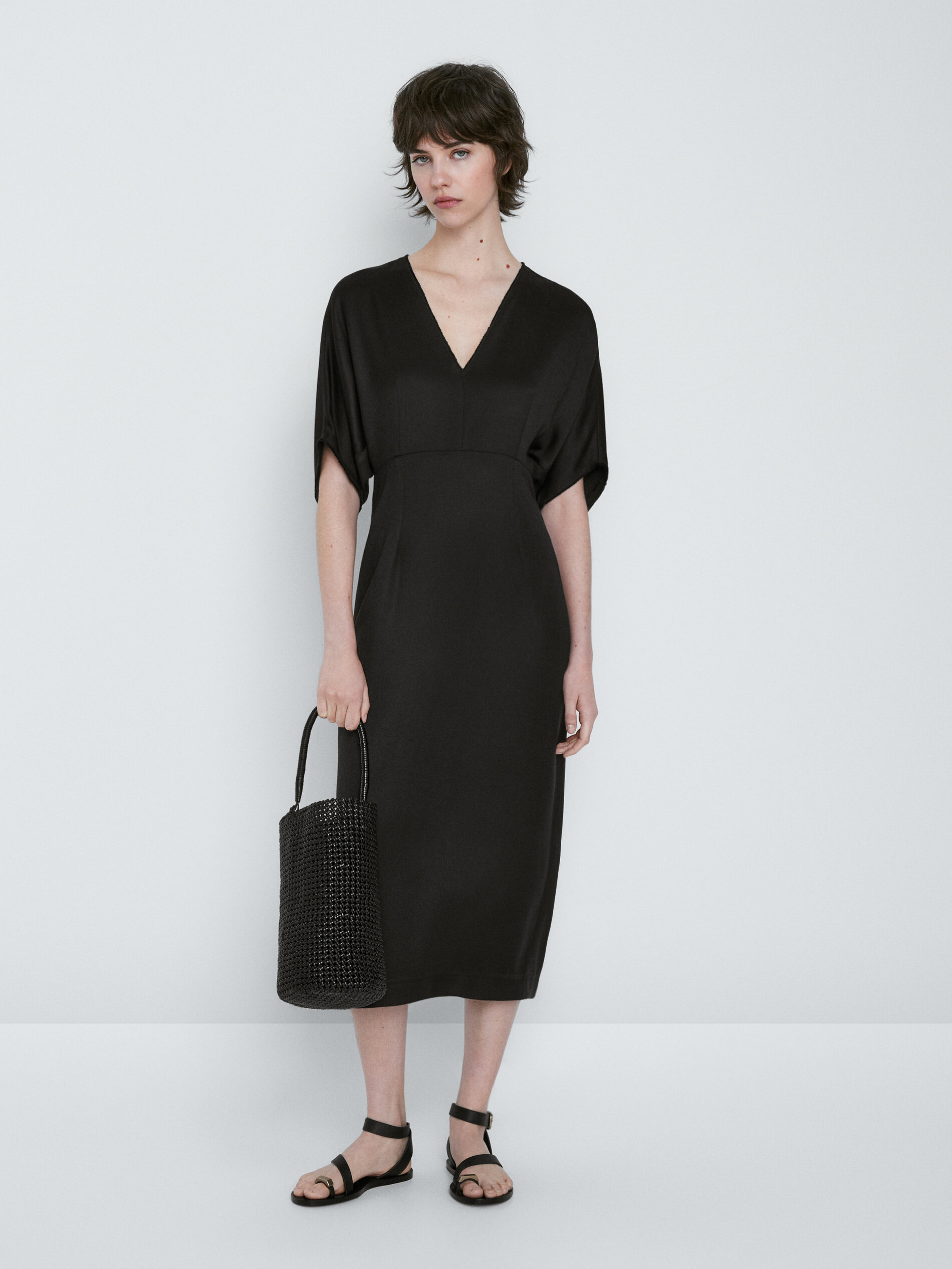 Vestido midi fluido cuello pico - NEGRO