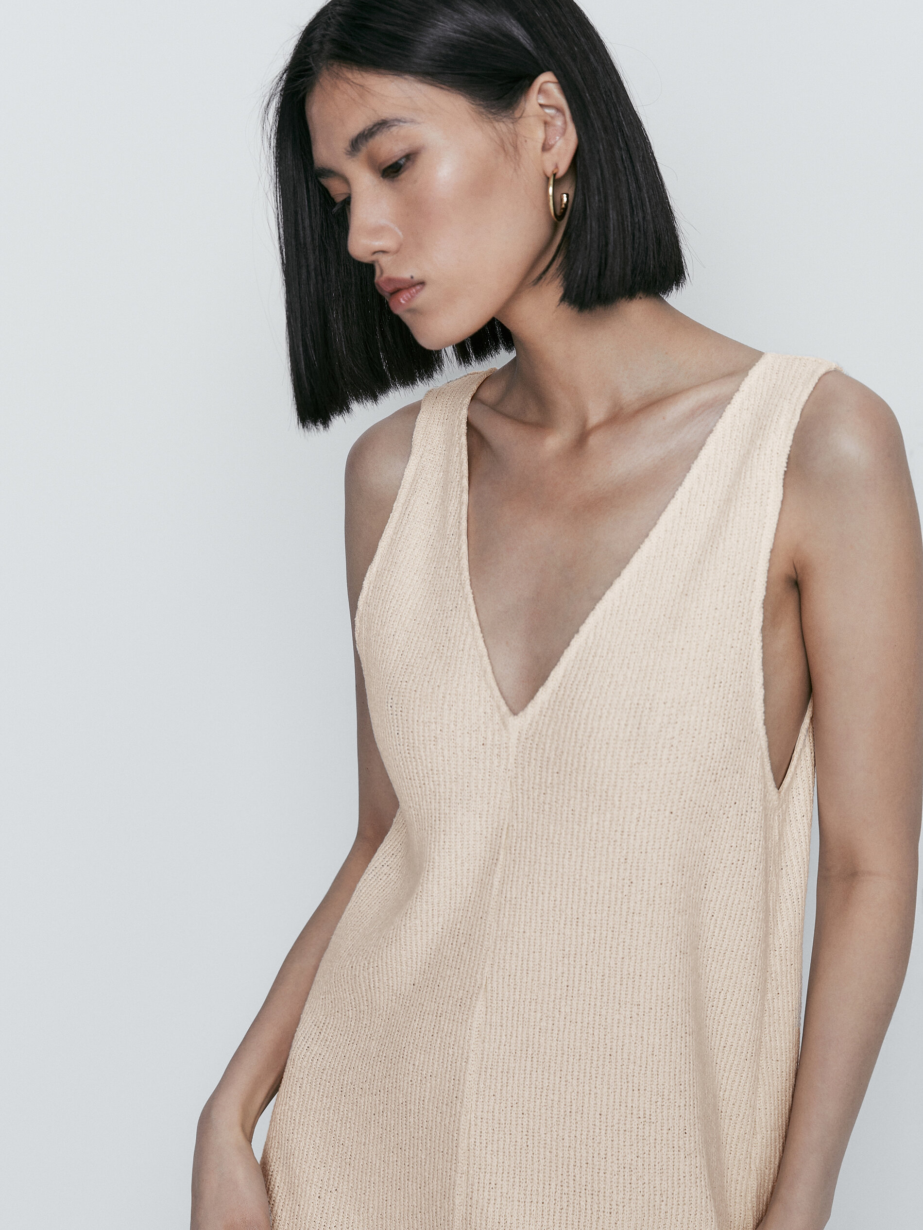 Vestido estructura escote pico abertura - CRUDO