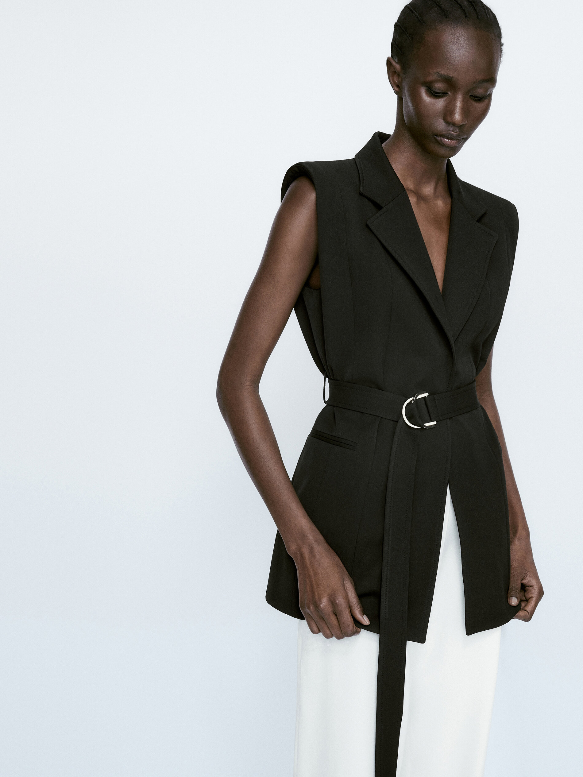 Chaleco negro con cinturón - NEGRO