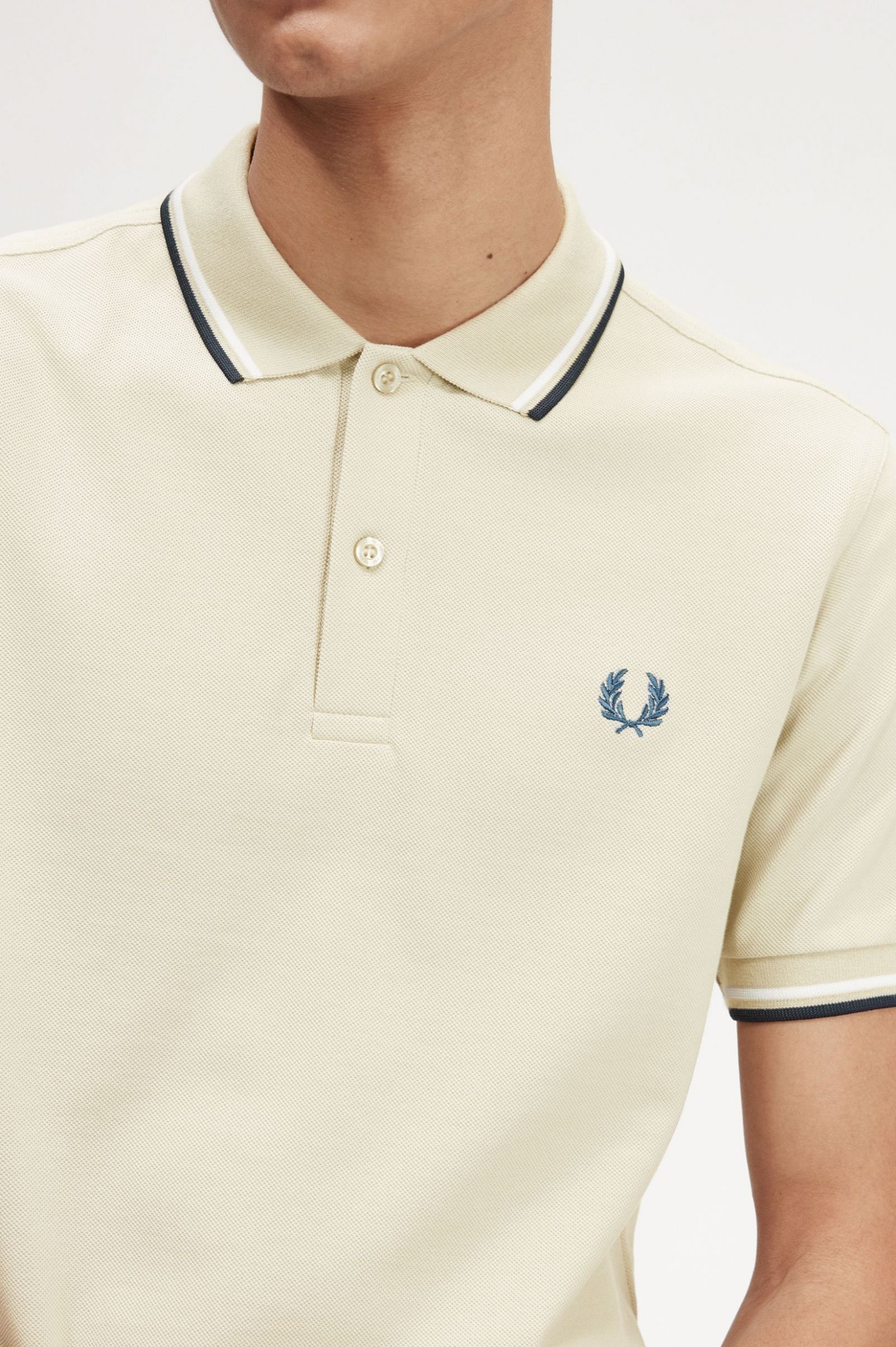 The Fred Perry ShirtM3600 Light Oyster / Snow White / Petrol Blue