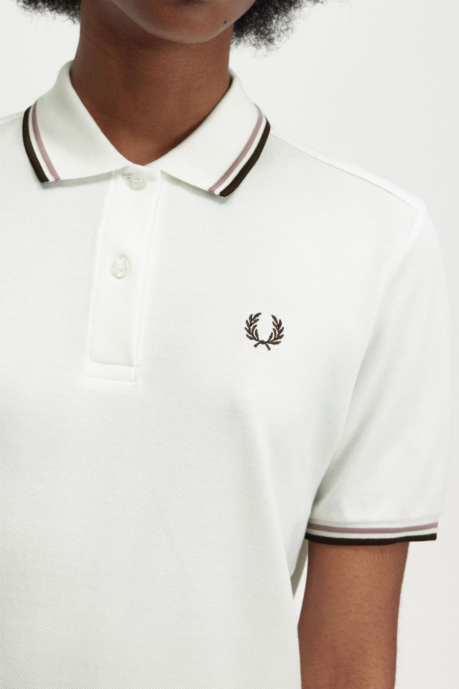 The Fred Perry ShirtG3600 Snow White / Dark Pink / Burnt Tobacco