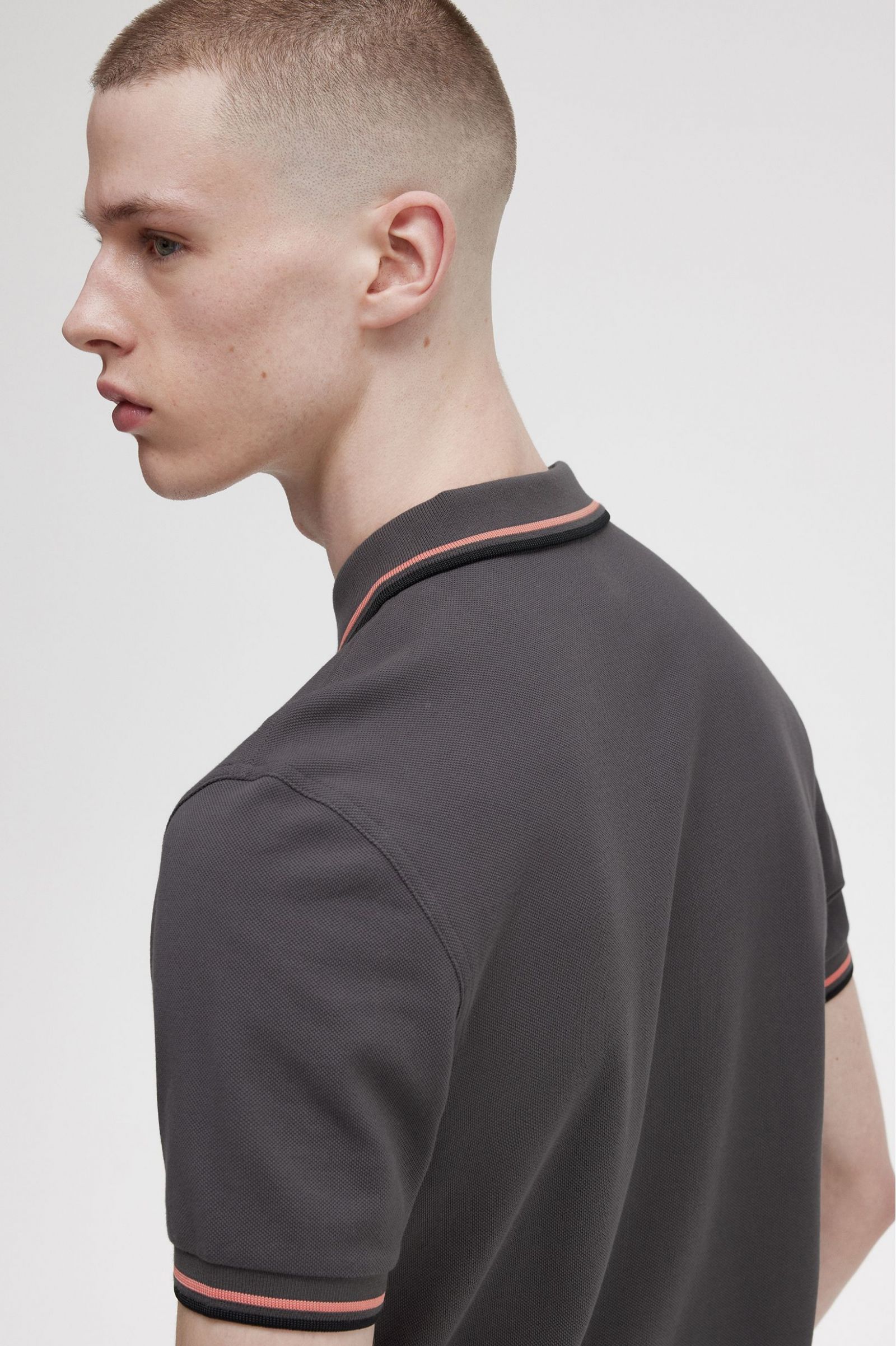 The Fred Perry ShirtM3600 Gunmetal / Coral Heat / Black