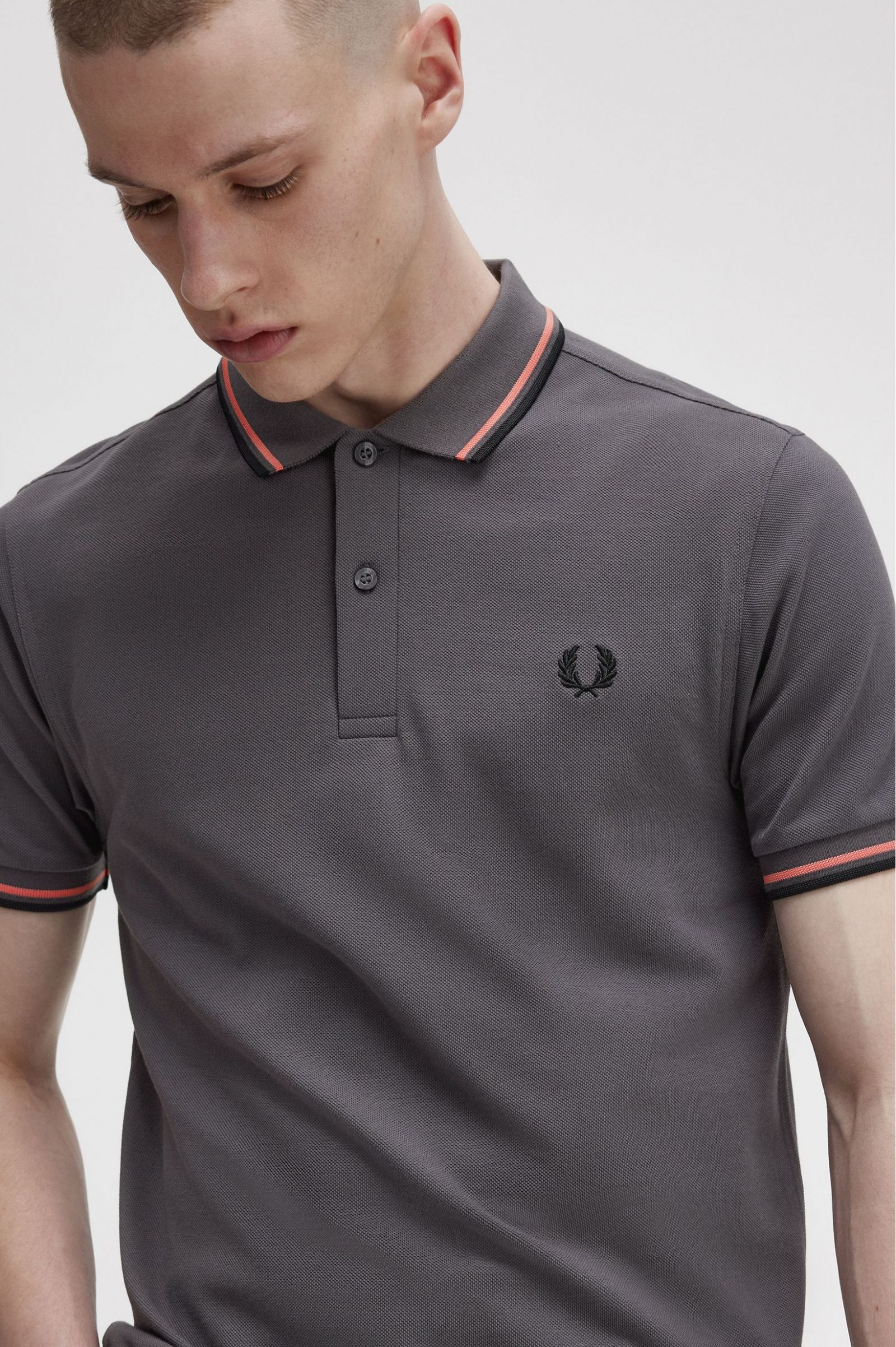 The Fred Perry ShirtM3600 Gunmetal / Coral Heat / Black