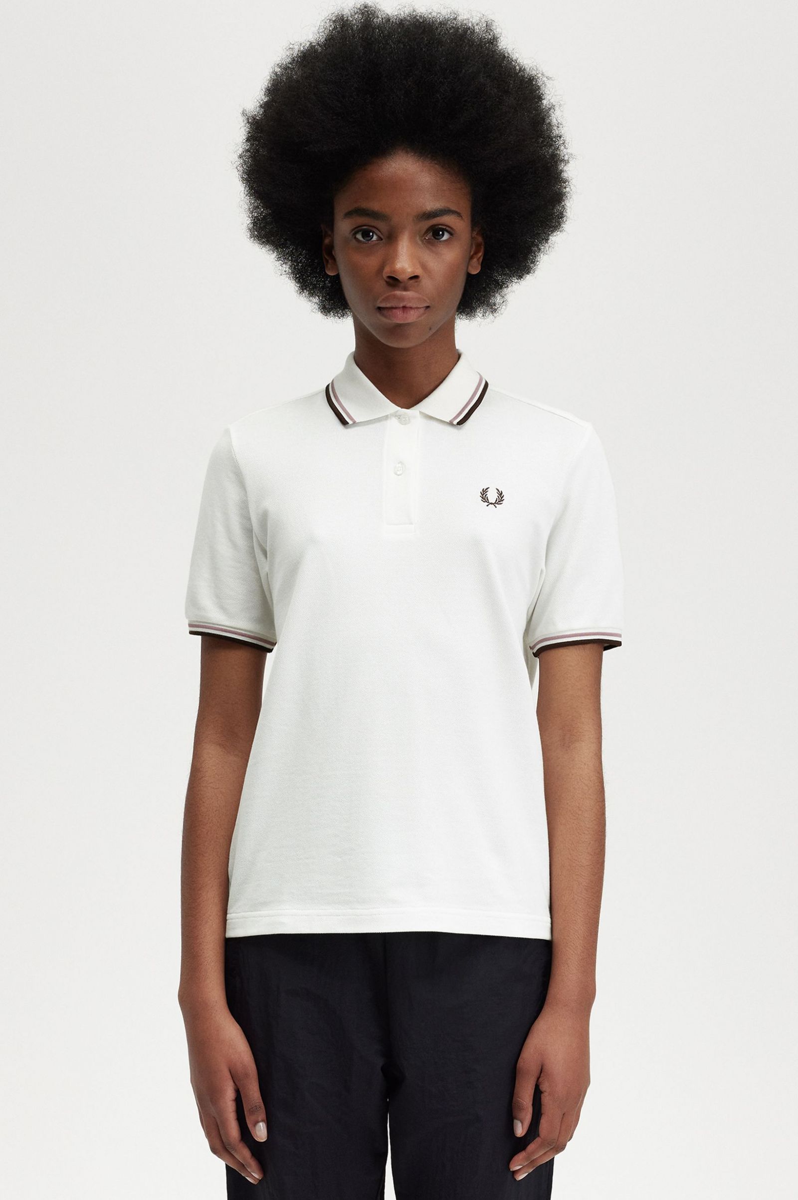 The Fred Perry ShirtG3600 Snow White / Dark Pink / Burnt Tobacco