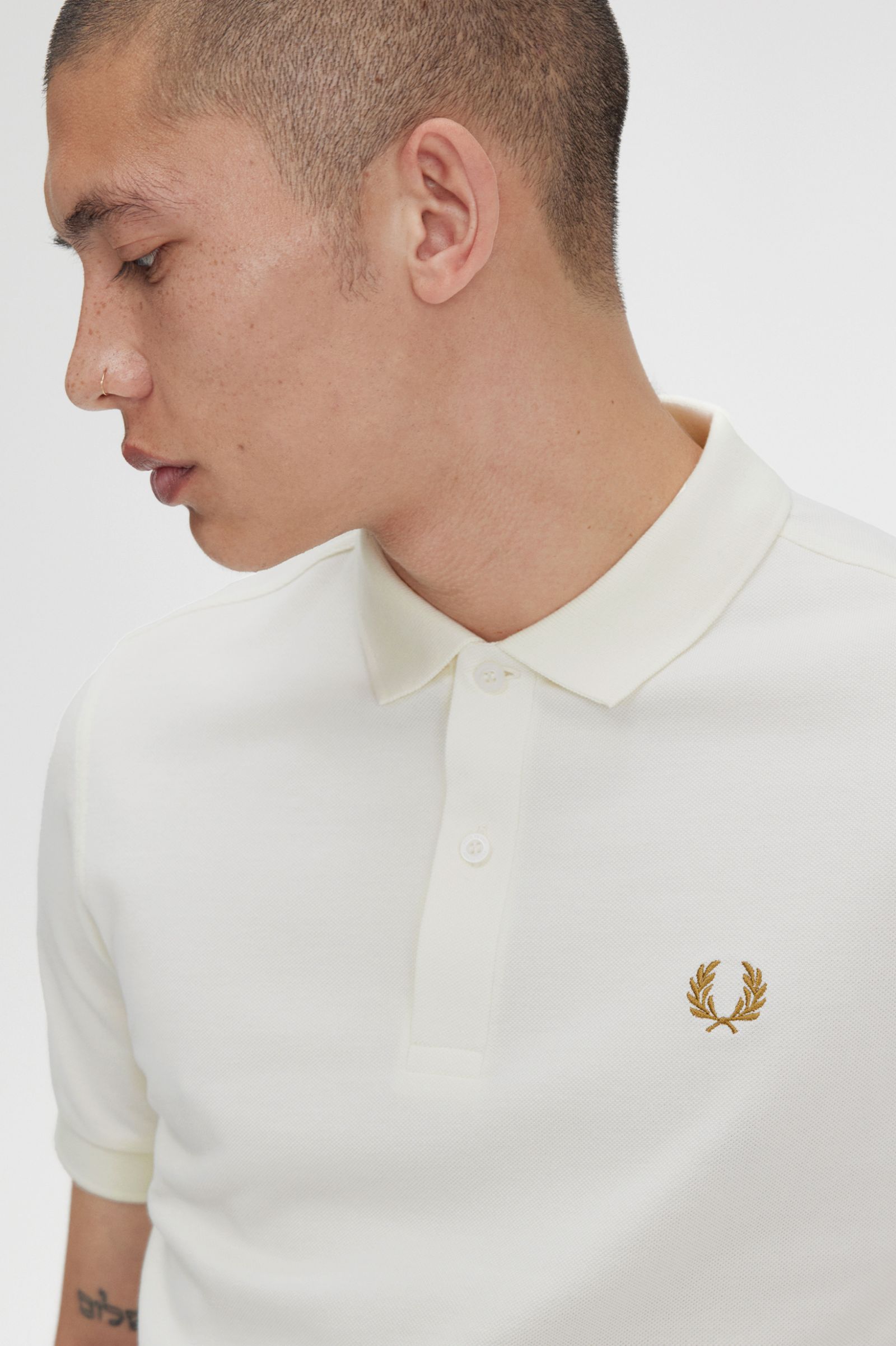 The Fred Perry ShirtM6000 Ecru / Dark Caramel