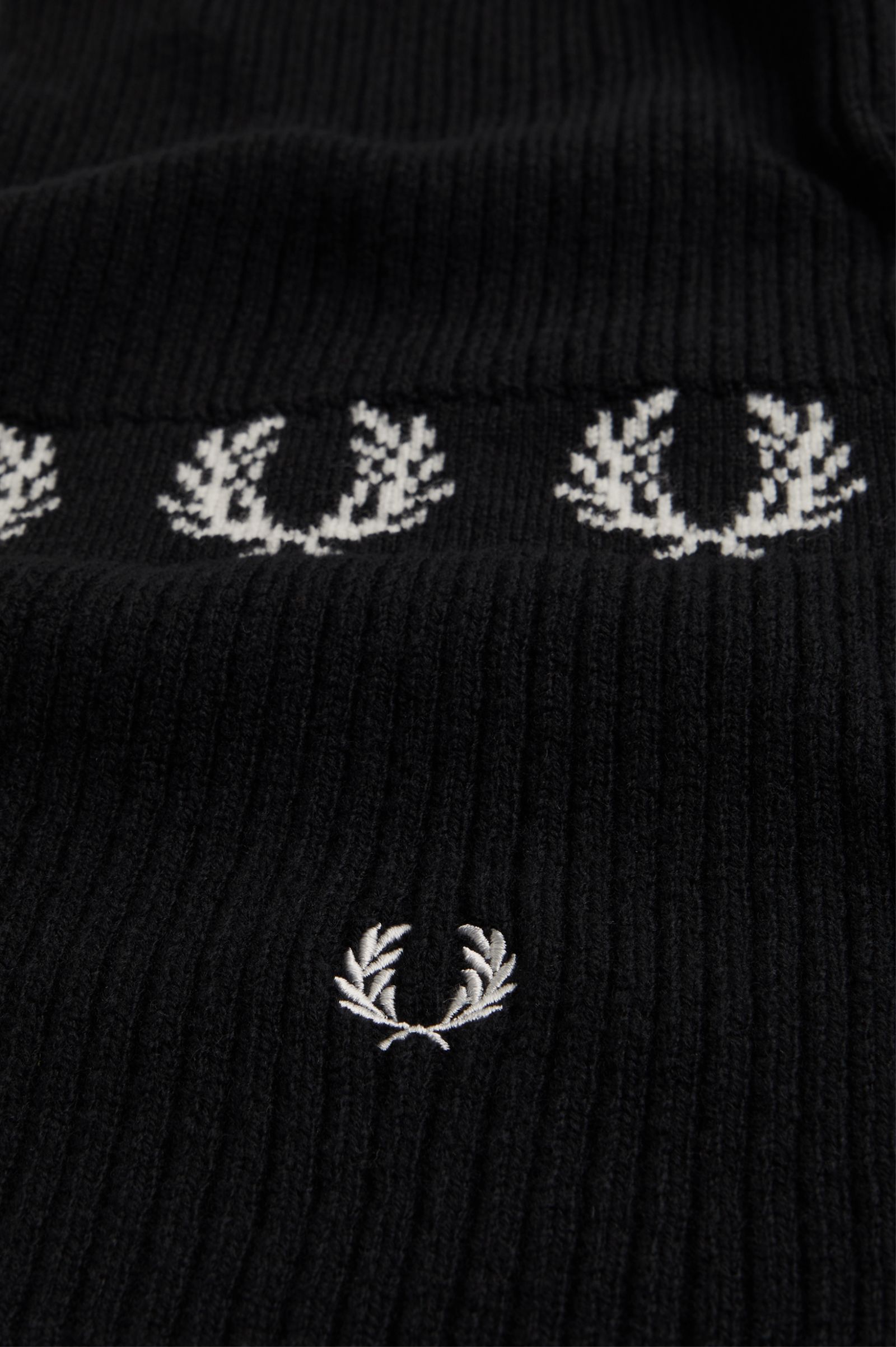 Laurel Wreath Lambswool Scarf Black / Snow White