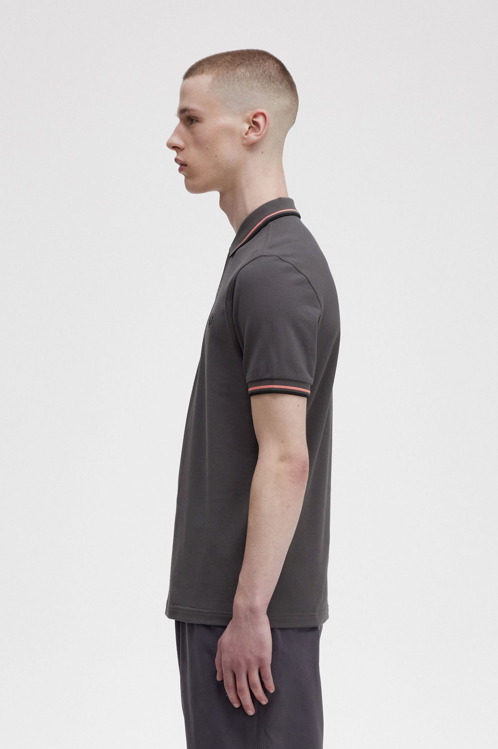 The Fred Perry ShirtM3600 Gunmetal / Coral Heat / Black