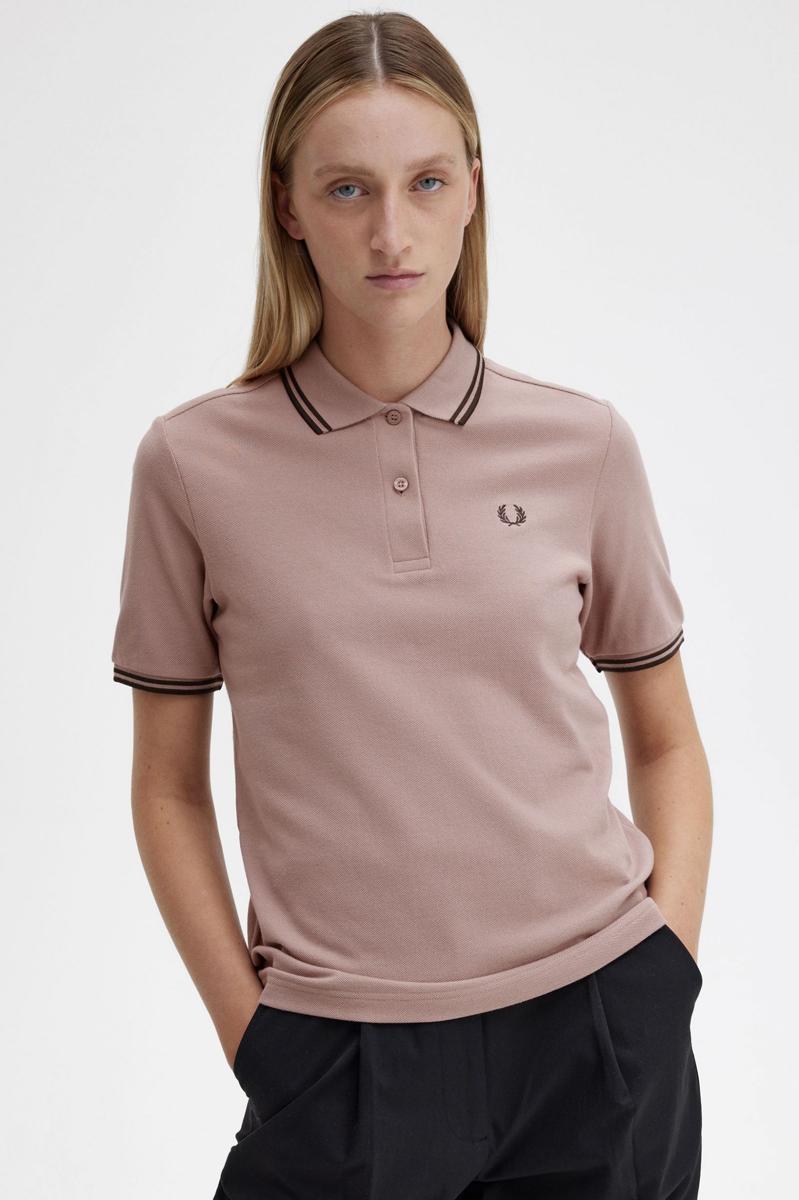 The Fred Perry ShirtG3600 Dark Pink / Burnt Tobacco / Burnt Tobacco
