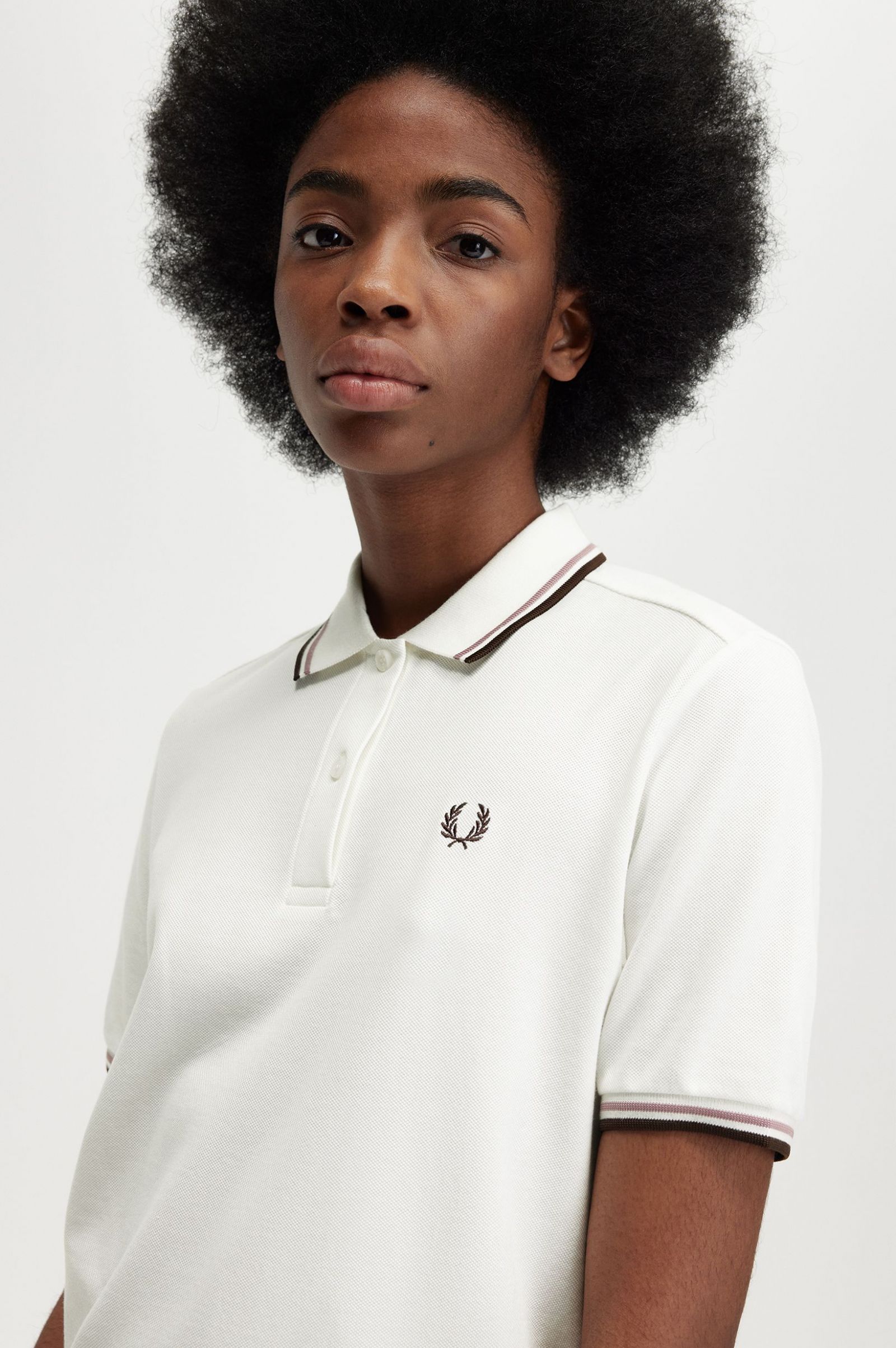 The Fred Perry ShirtG3600 Snow White / Dark Pink / Burnt Tobacco