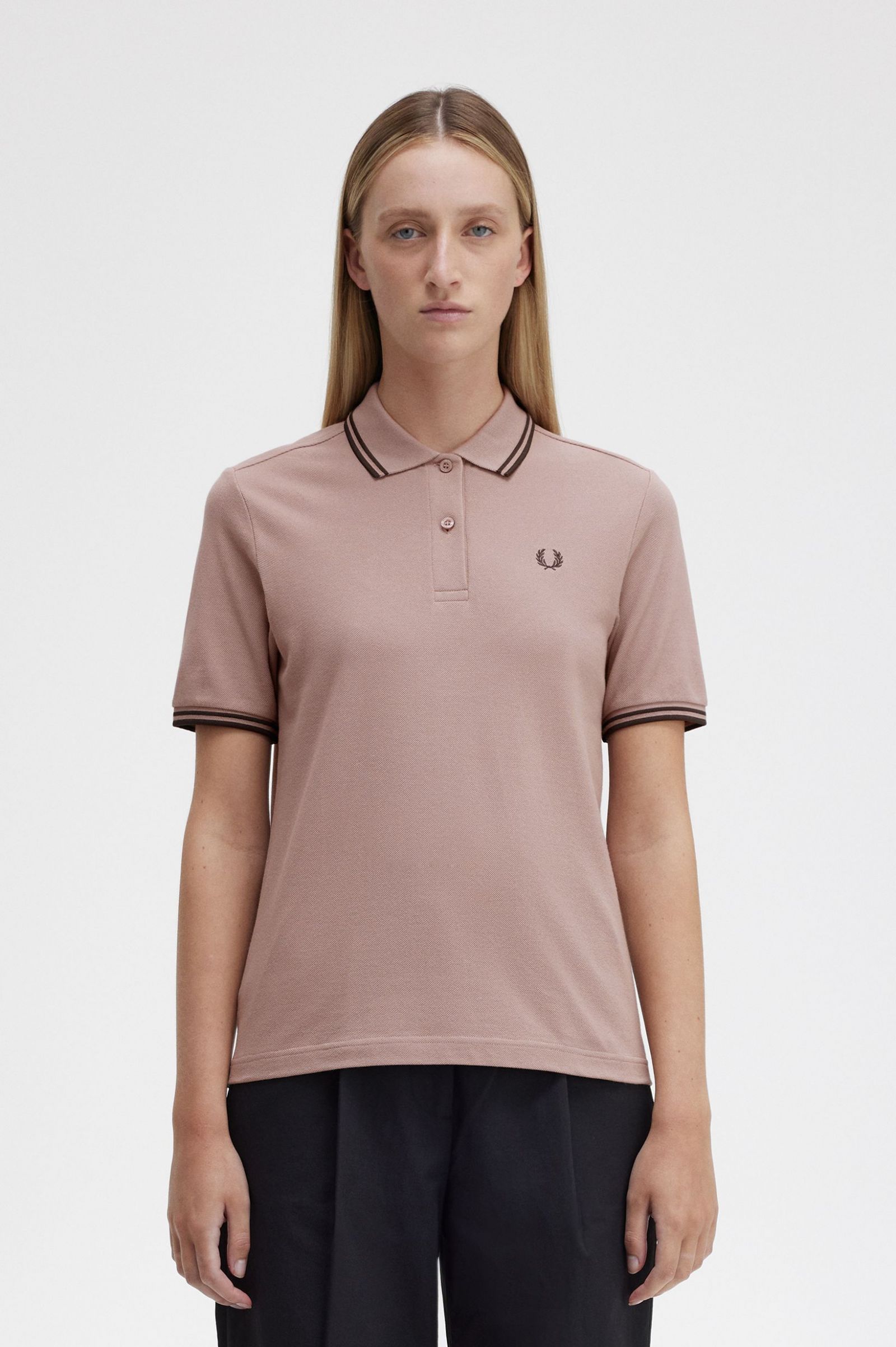 The Fred Perry ShirtG3600 Dark Pink / Burnt Tobacco / Burnt Tobacco