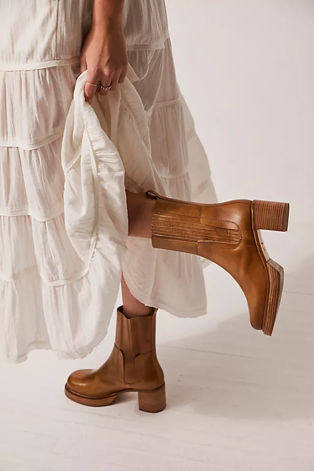 Onyx Chelsea Boots Camel