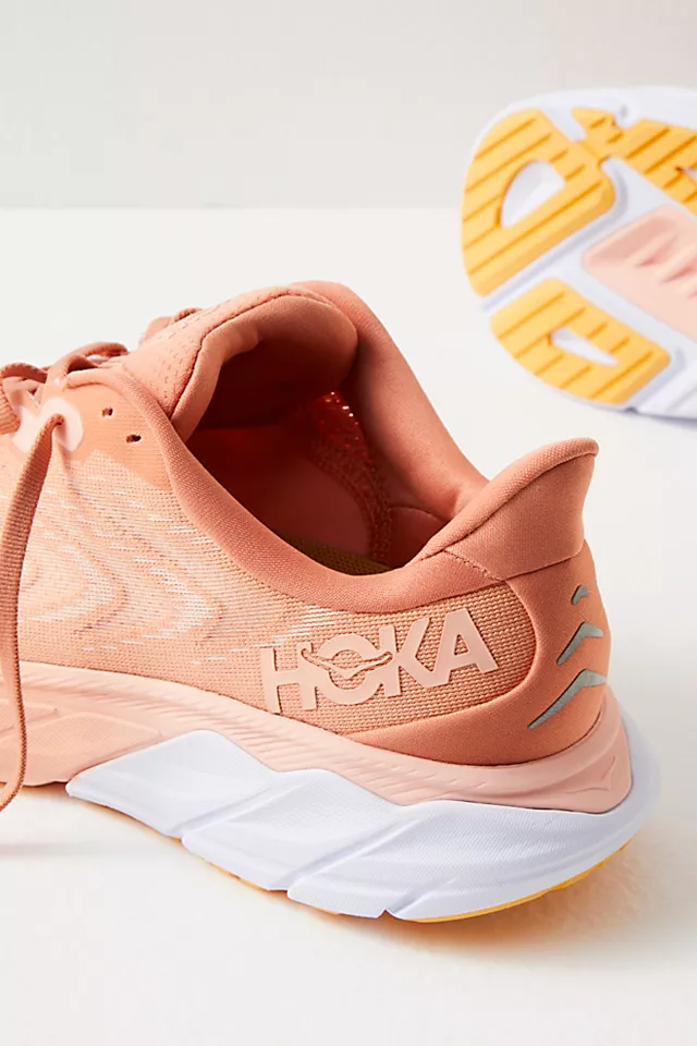 HOKA Arahi 6 Sneakers Sun Baked / Shell Coral