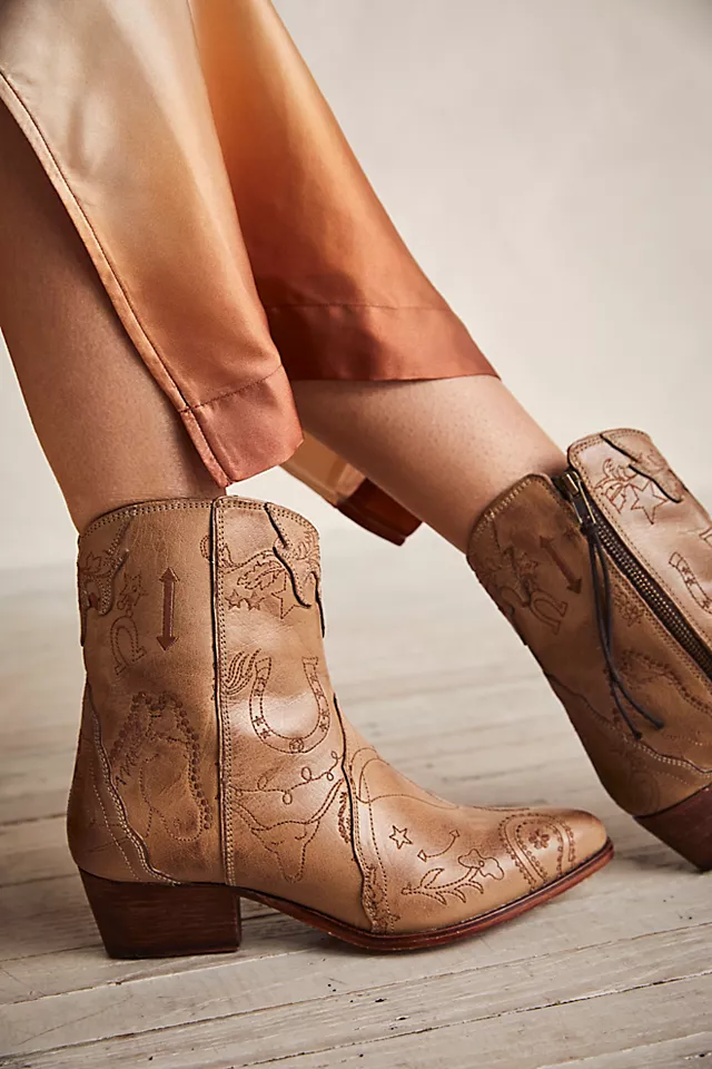 New Frontier Doodle Boots Distressed Tan