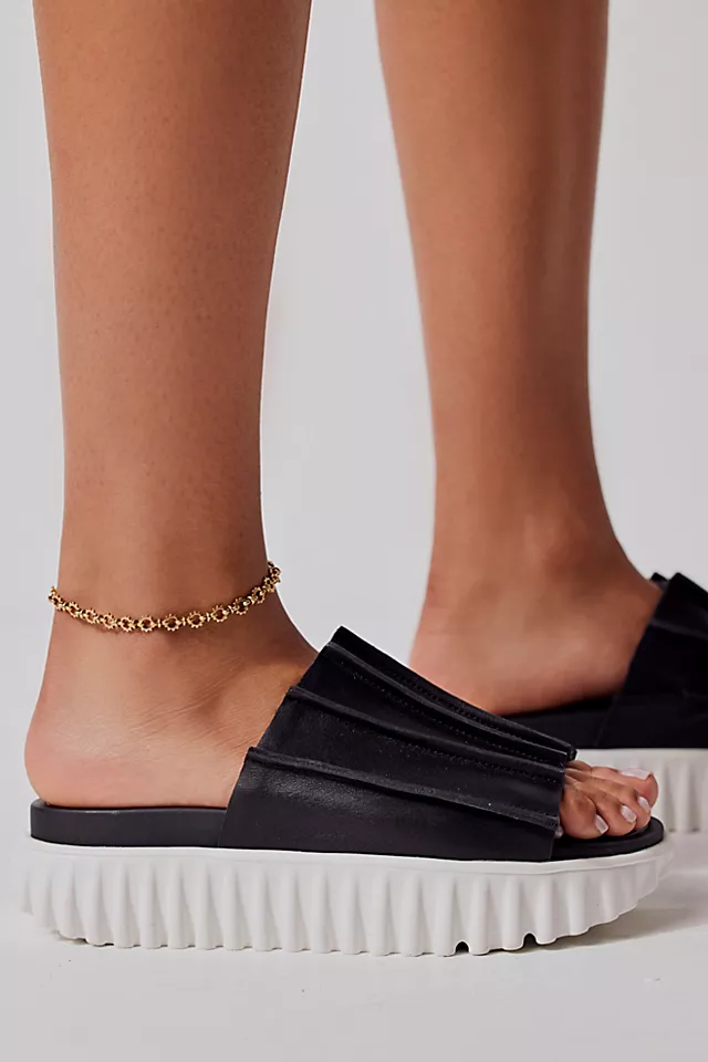 Pleats & Thank You Slides Black / White