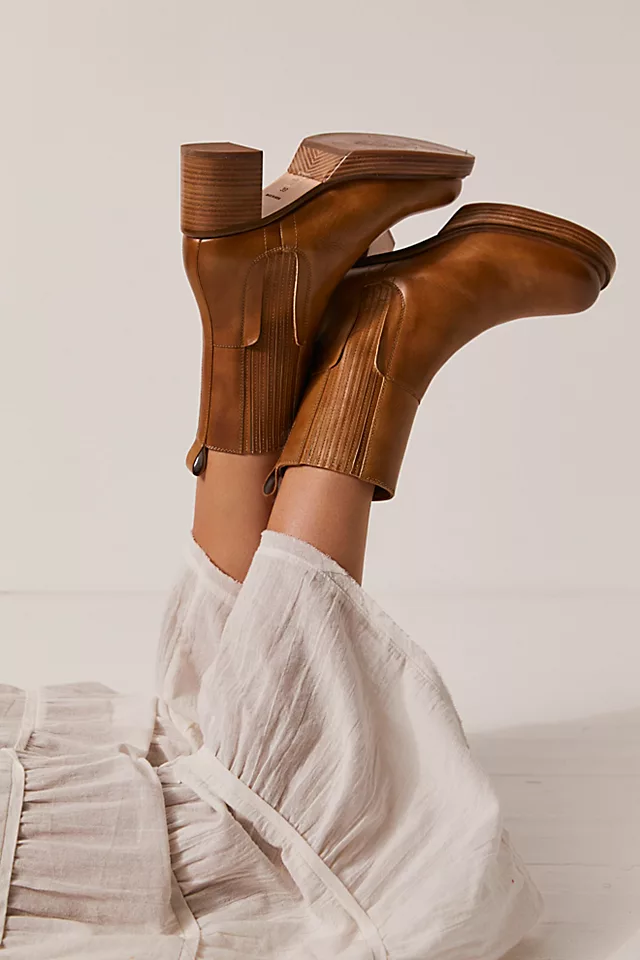 Onyx Chelsea Boots Camel