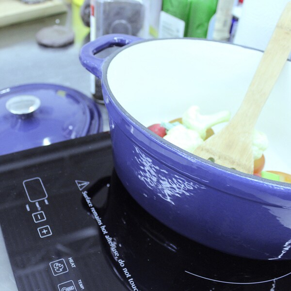 Neo 5-quart Purple Cast Iron Oval Covered Casserole Dish