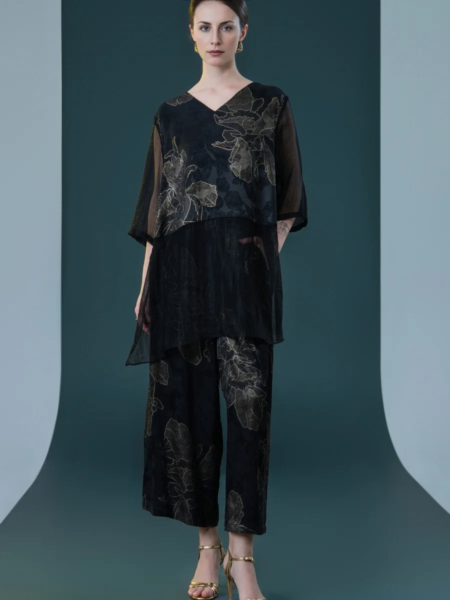 Chic Black Floral Two-Piece Set with V-Neck Top and Wide-Leg Pants