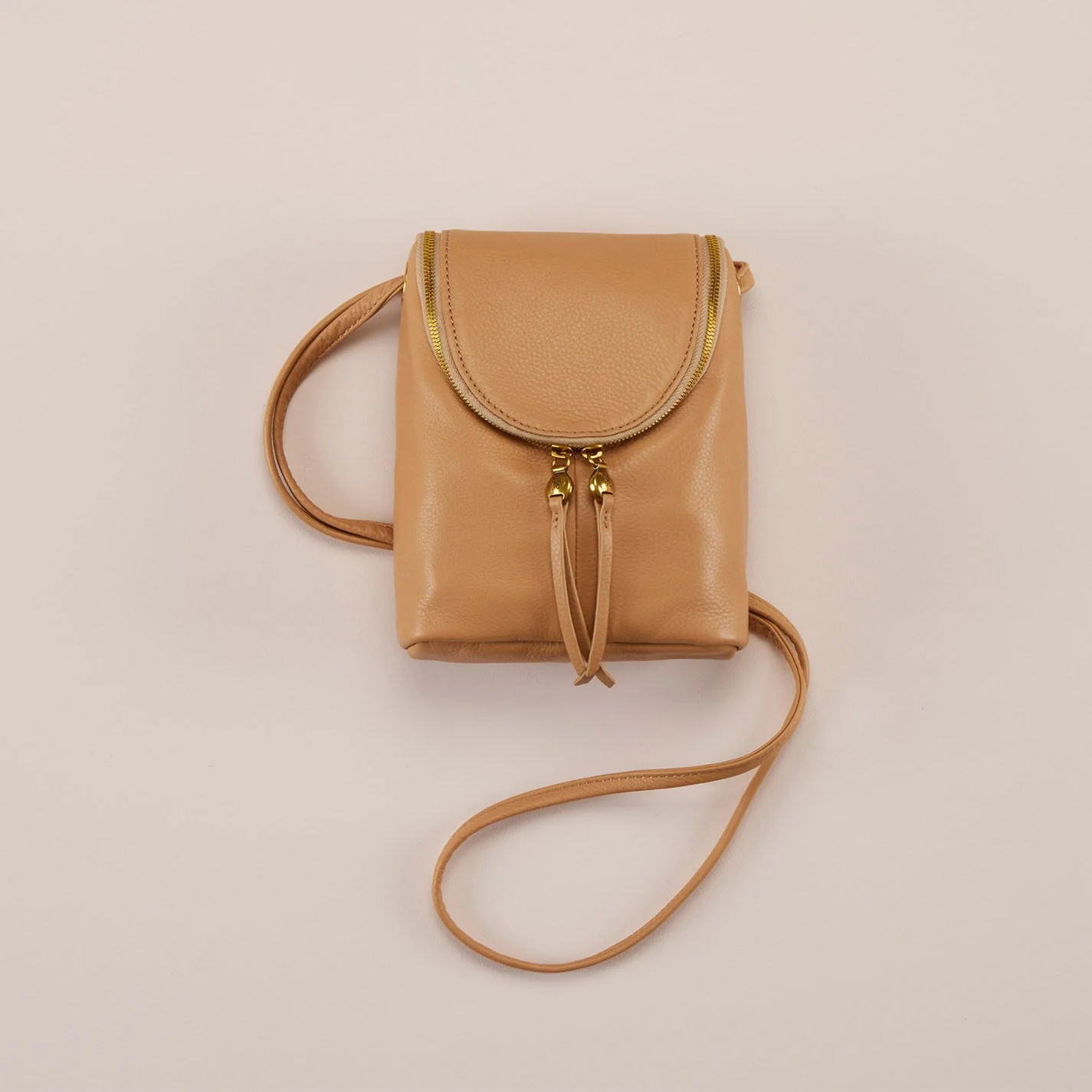 Fern Crossbody in Pebbled Leather - Sandstorm Gold Leaf